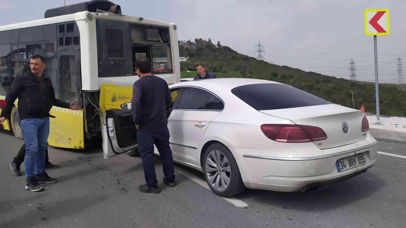 Başakşehir’de park halindeki boş İETT otobüsü freni boşalınca şarampole uçtu. Otobüs kurtarıcı araçla çekildiği sırada bir kaza daha meydana ...