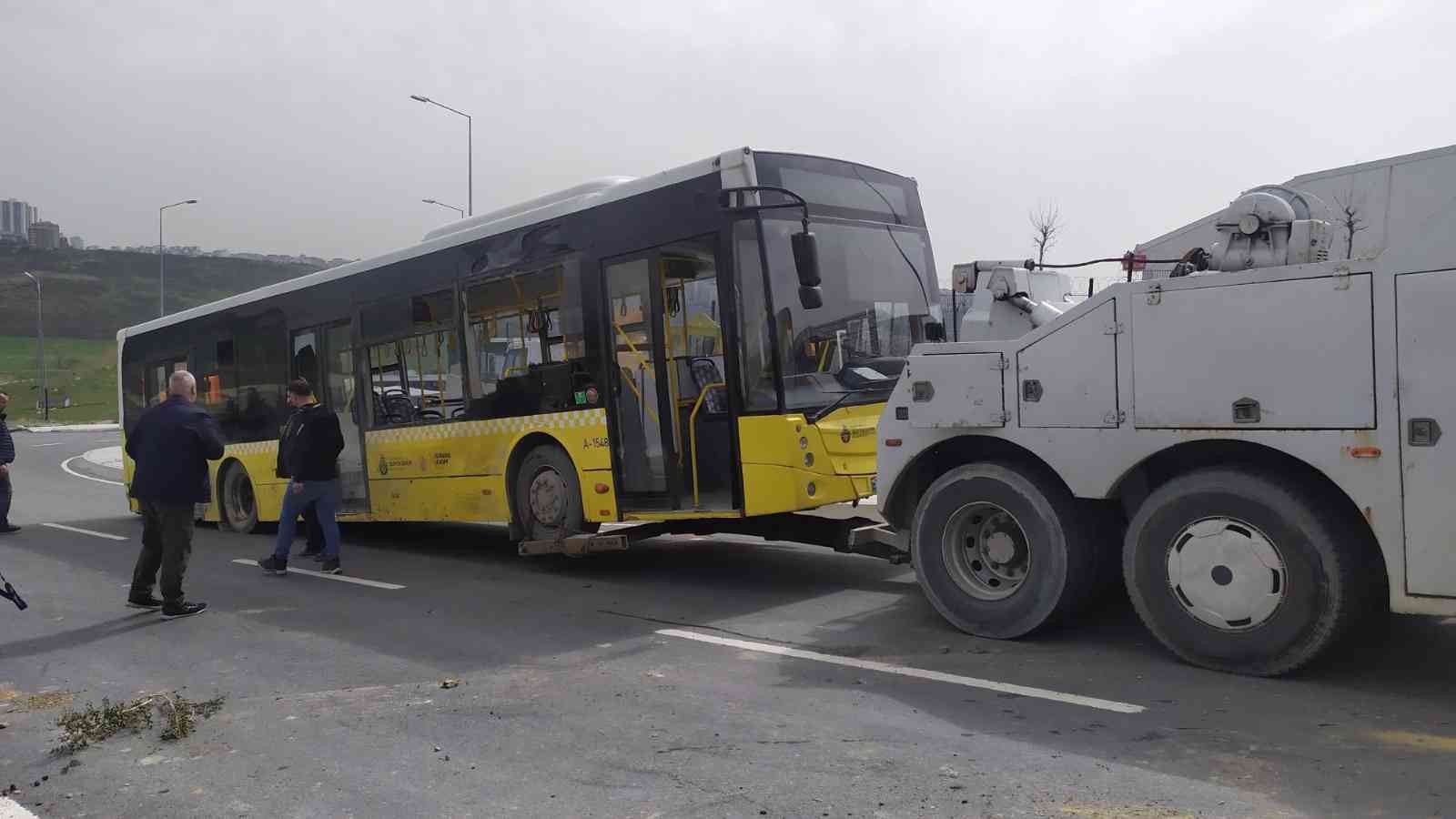 Başakşehir’de park halindeki boş İETT otobüsü freni boşalınca şarampole uçtu. Otobüs kurtarıcı araçla çekildiği sırada bir kaza daha meydana ...