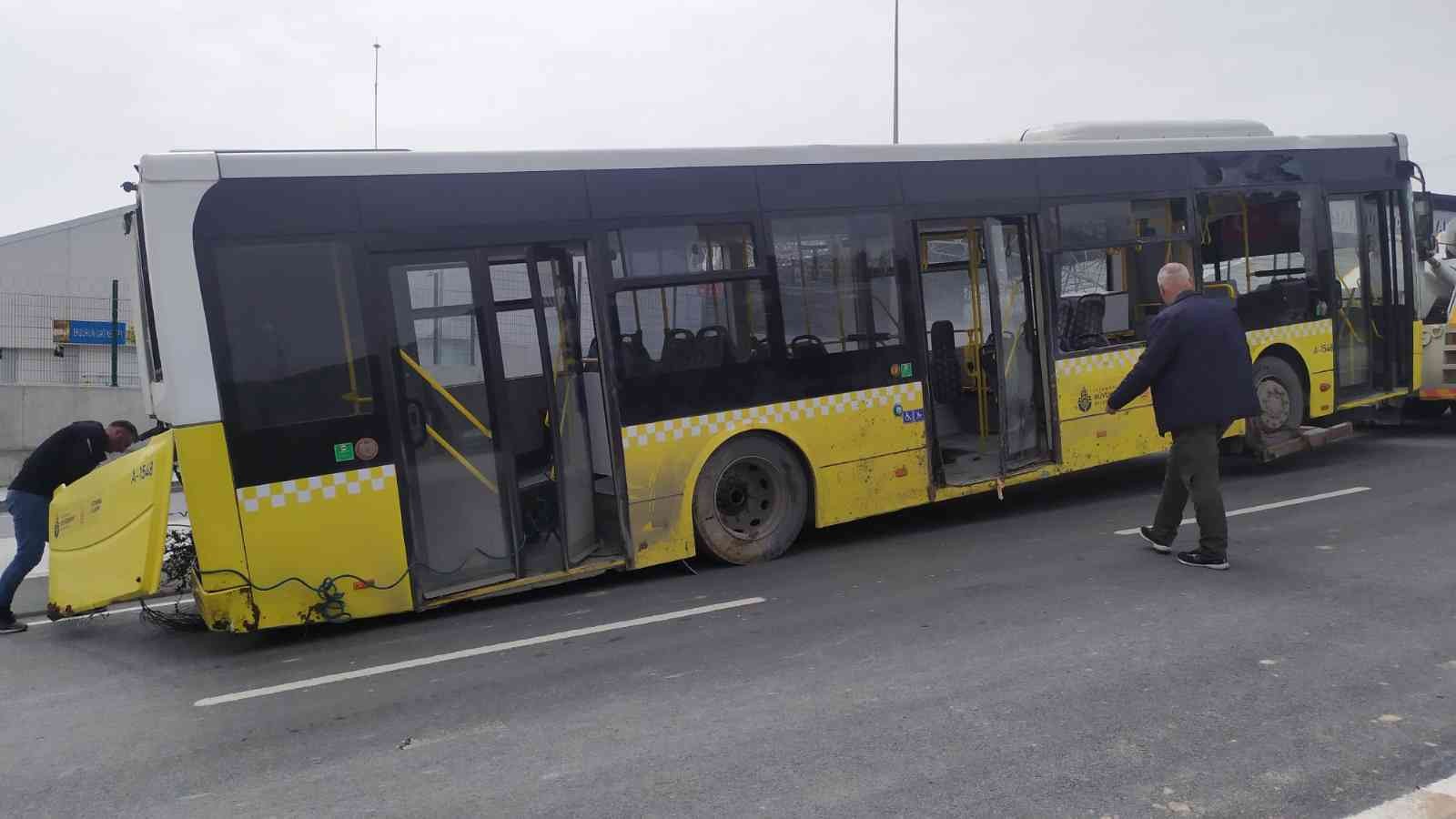 Başakşehir’de park halindeki boş İETT otobüsü freni boşalınca şarampole uçtu. Otobüs kurtarıcı araçla çekildiği sırada bir kaza daha meydana ...