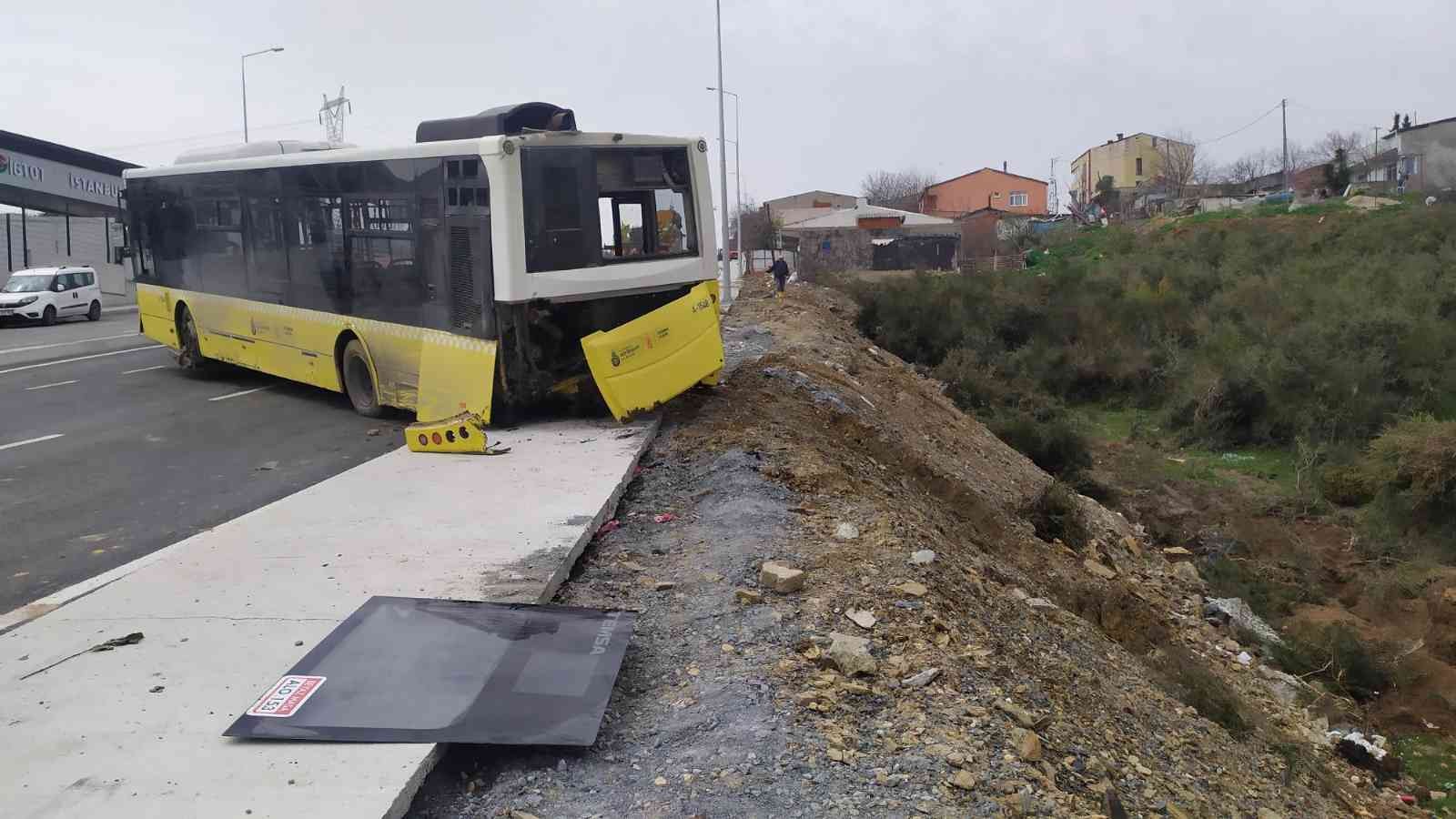 Başakşehir’de park halindeki boş İETT otobüsü freni boşalınca şarampole uçtu. Otobüs kurtarıcı araçla çekildiği sırada bir kaza daha meydana ...
