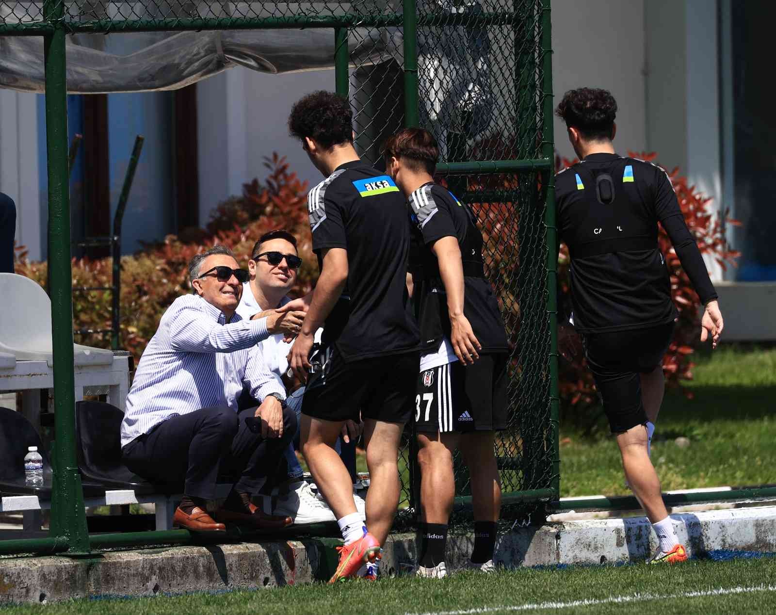 Başkan Ahmet Nur Çebi, Beşiktaş idmanını izledi Beşiktaş, Spor Toto Süper Lig’in 35. haftasında Kayserispor ile deplasmanda oynayacağı maçın hazırlıklarına, bu sabah yaptığı antrenmanla devam ...