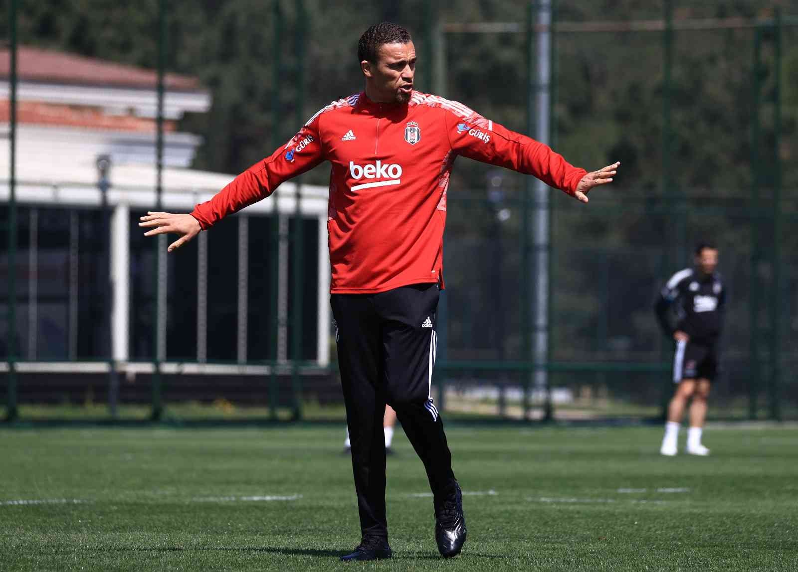 Başkan Ahmet Nur Çebi, Beşiktaş idmanını izledi Beşiktaş, Spor Toto Süper Lig’in 35. haftasında Kayserispor ile deplasmanda oynayacağı maçın hazırlıklarına, bu sabah yaptığı antrenmanla devam ...