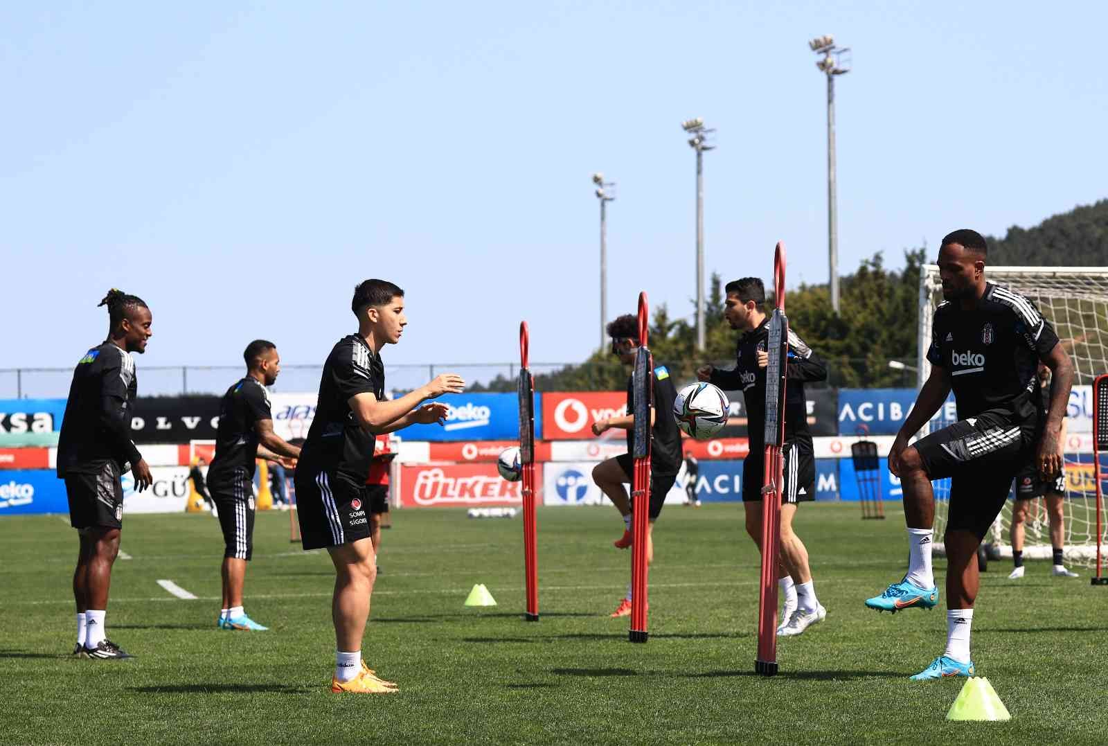 Başkan Ahmet Nur Çebi, Beşiktaş idmanını izledi Beşiktaş, Spor Toto Süper Lig’in 35. haftasında Kayserispor ile deplasmanda oynayacağı maçın hazırlıklarına, bu sabah yaptığı antrenmanla devam ...