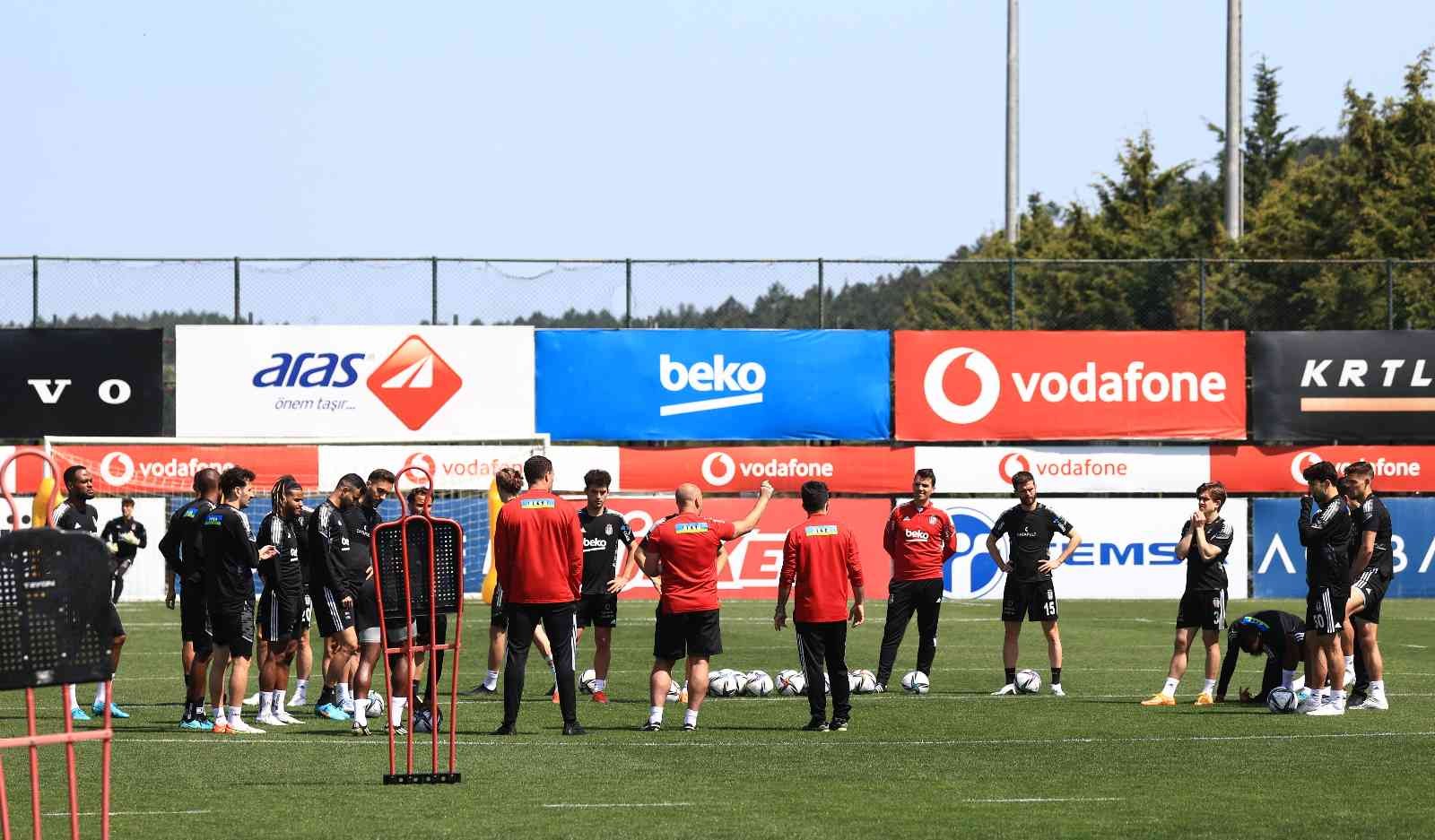 Başkan Ahmet Nur Çebi, Beşiktaş idmanını izledi Beşiktaş, Spor Toto Süper Lig’in 35. haftasında Kayserispor ile deplasmanda oynayacağı maçın hazırlıklarına, bu sabah yaptığı antrenmanla devam ...