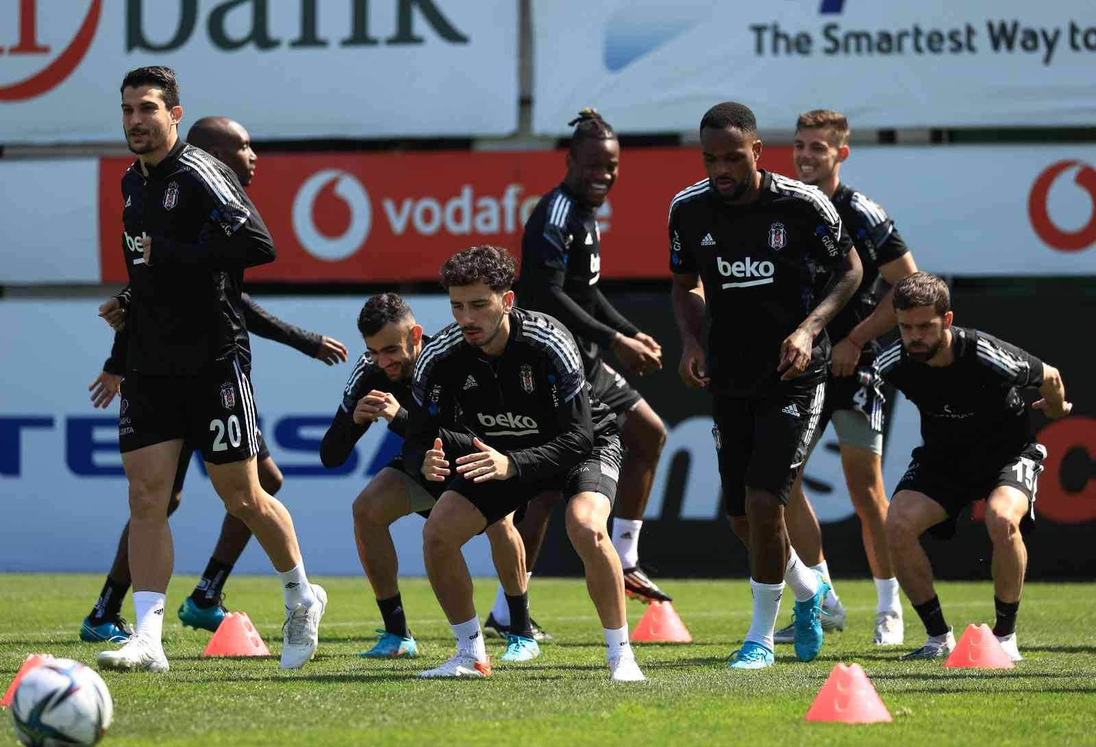 Başkan Ahmet Nur Çebi, Beşiktaş idmanını izledi Beşiktaş, Spor Toto Süper Lig’in 35. haftasında Kayserispor ile deplasmanda oynayacağı maçın hazırlıklarına, bu sabah yaptığı antrenmanla devam ...