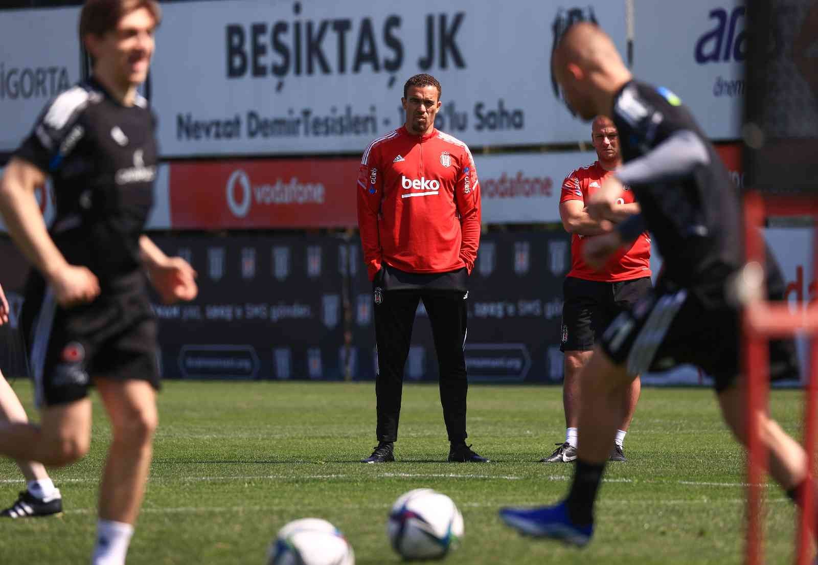 Başkan Ahmet Nur Çebi, Beşiktaş idmanını izledi Beşiktaş, Spor Toto Süper Lig’in 35. haftasında Kayserispor ile deplasmanda oynayacağı maçın hazırlıklarına, bu sabah yaptığı antrenmanla devam ...
