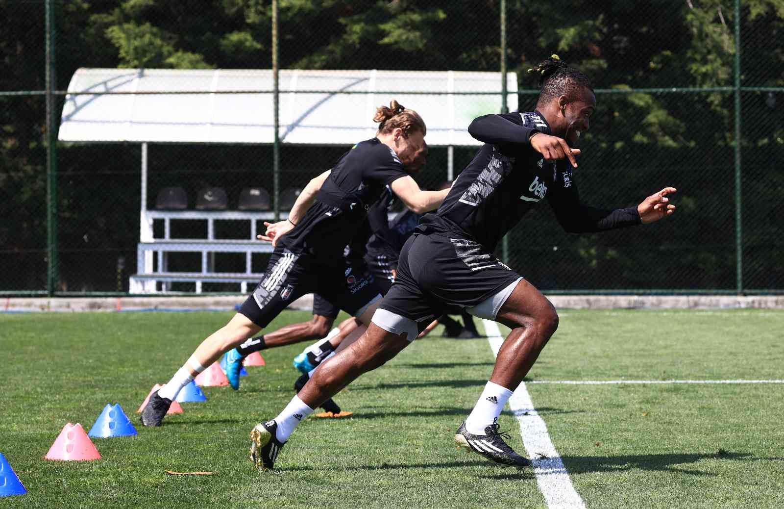 Başkan Ahmet Nur Çebi, Beşiktaş idmanını izledi Beşiktaş, Spor Toto Süper Lig’in 35. haftasında Kayserispor ile deplasmanda oynayacağı maçın hazırlıklarına, bu sabah yaptığı antrenmanla devam ...