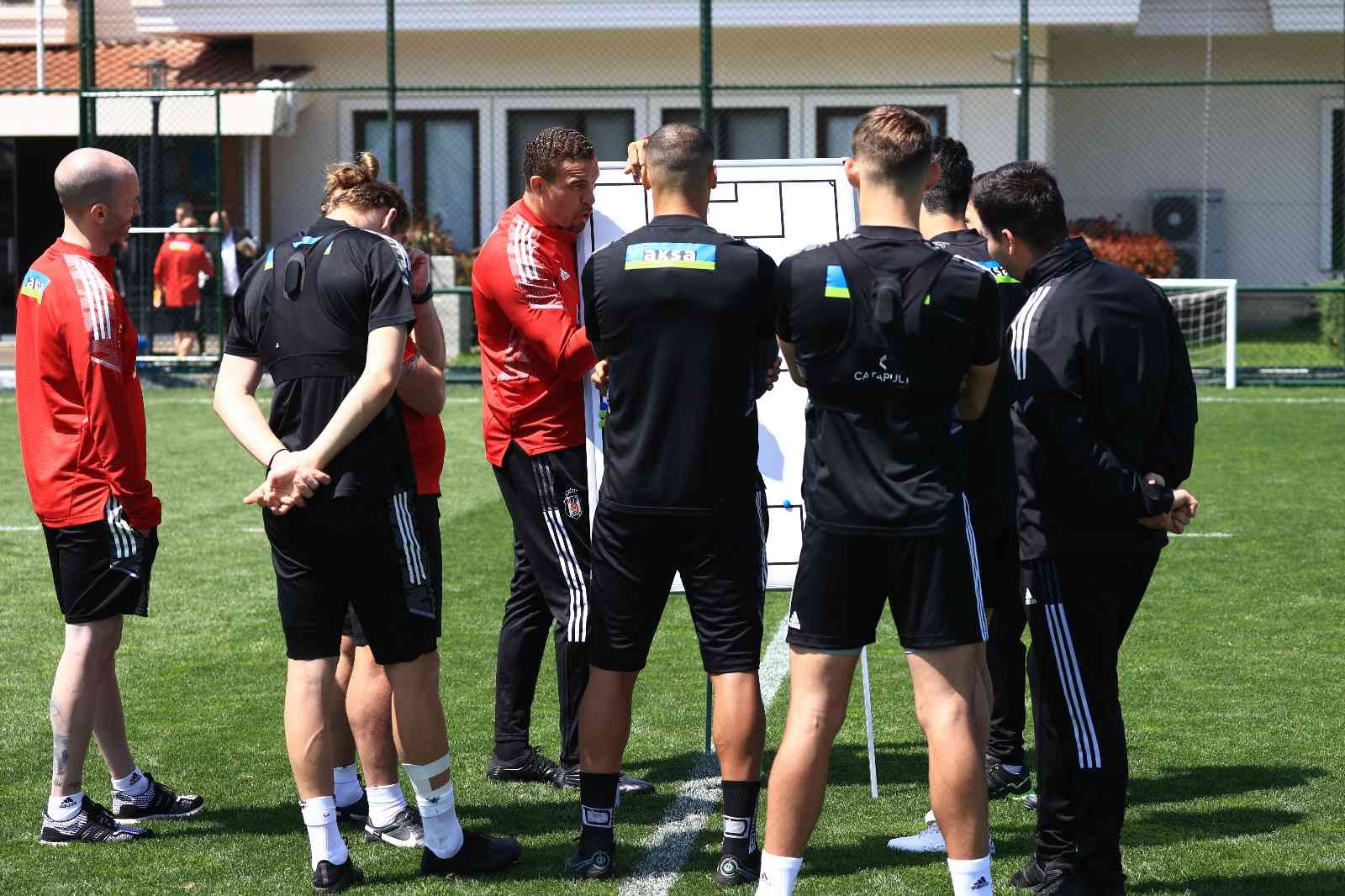 Başkan Ahmet Nur Çebi, Beşiktaş idmanını izledi Beşiktaş, Spor Toto Süper Lig’in 35. haftasında Kayserispor ile deplasmanda oynayacağı maçın hazırlıklarına, bu sabah yaptığı antrenmanla devam ...