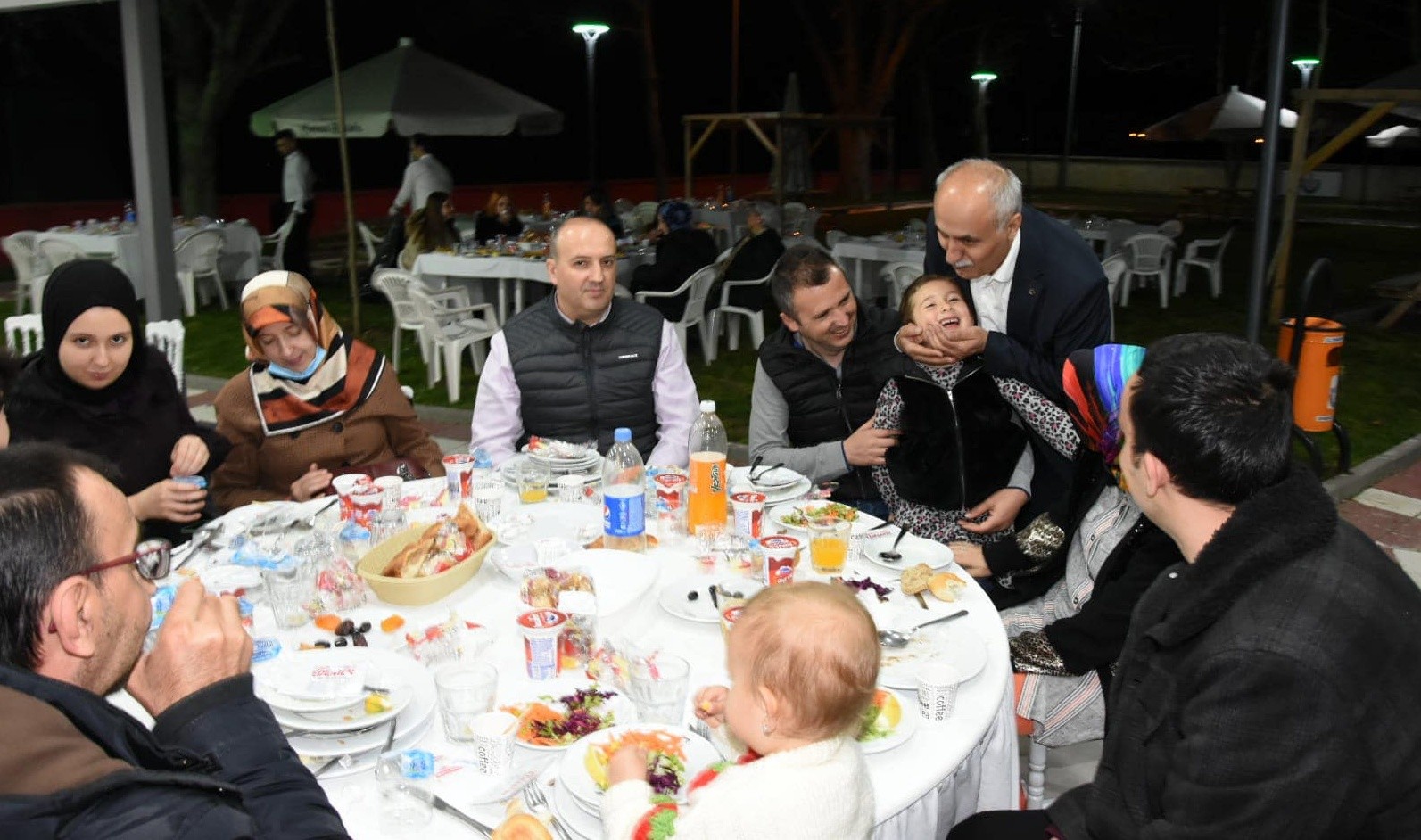 Yenişehir Belediye Başkanı Davut aydın, belediye çalışanlarına ve ailelerine iftar verdi. Yenişehir Belediyesi tarafından personele verilen iftar ...
