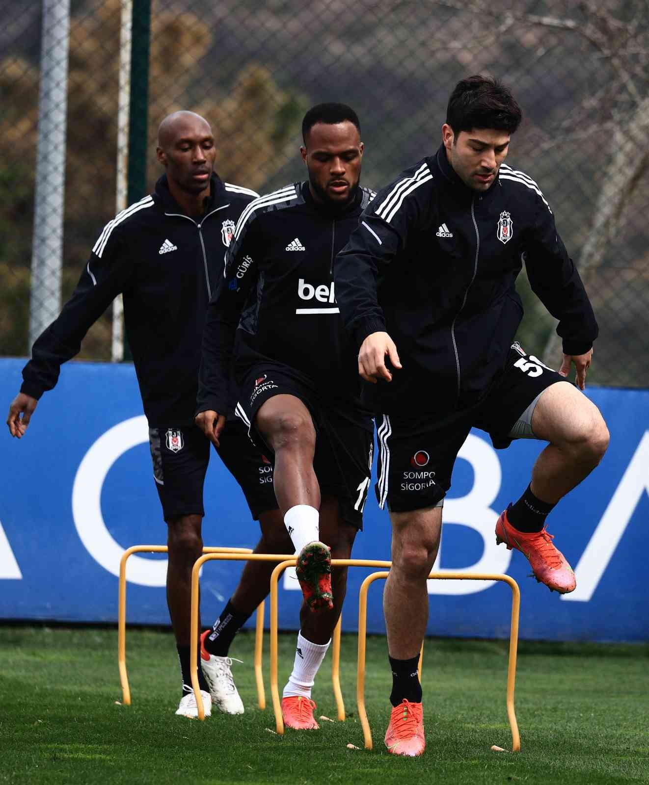 Beşiktaş, Spor Toto Süper Lig’in 32. haftasında cumartesi günün evinde oynayacağı Alanyaspor maçının hazırlıklarına ara vermeden başladı. BJK ...