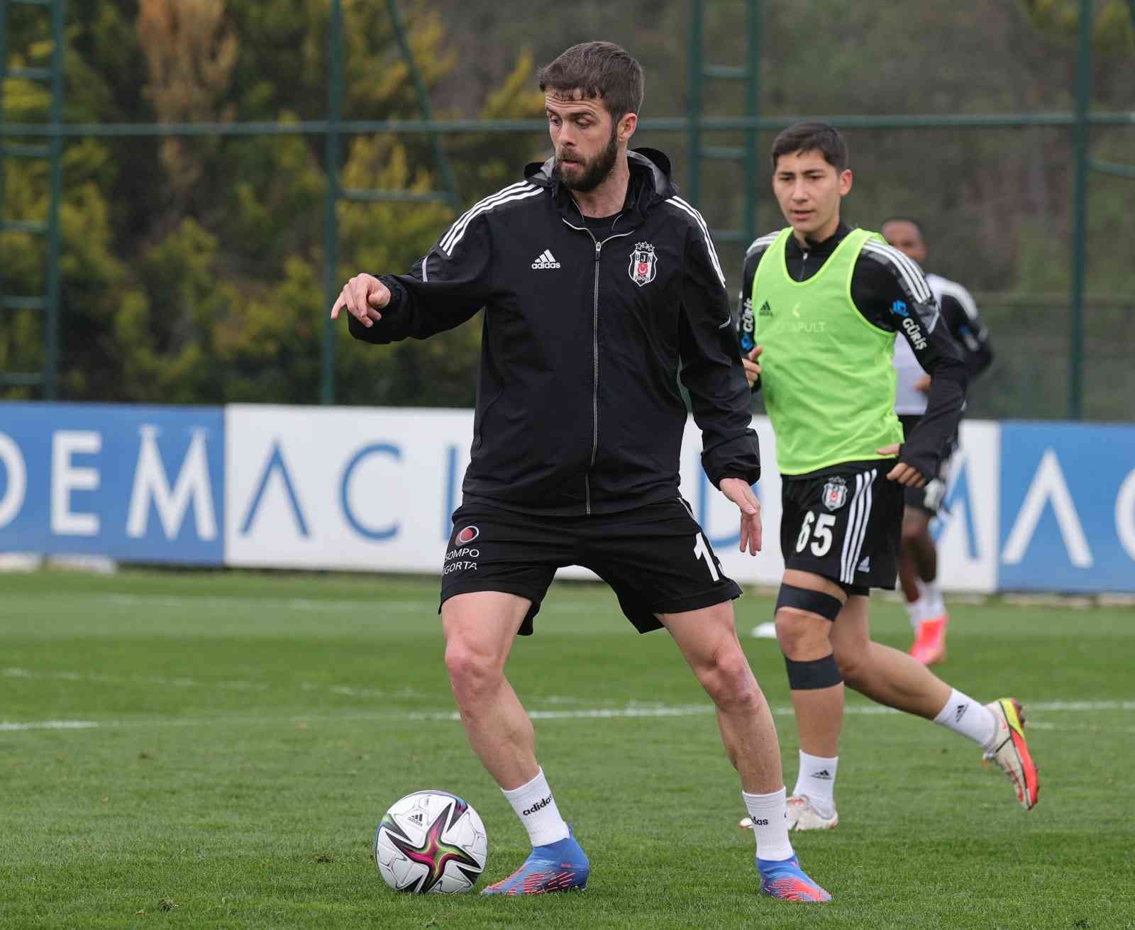 Beşiktaş, Spor Toto Süper Lig’in 32. haftasında cumartesi günün evinde oynayacağı Alanyaspor maçının hazırlıklarına ara vermeden başladı. BJK ...