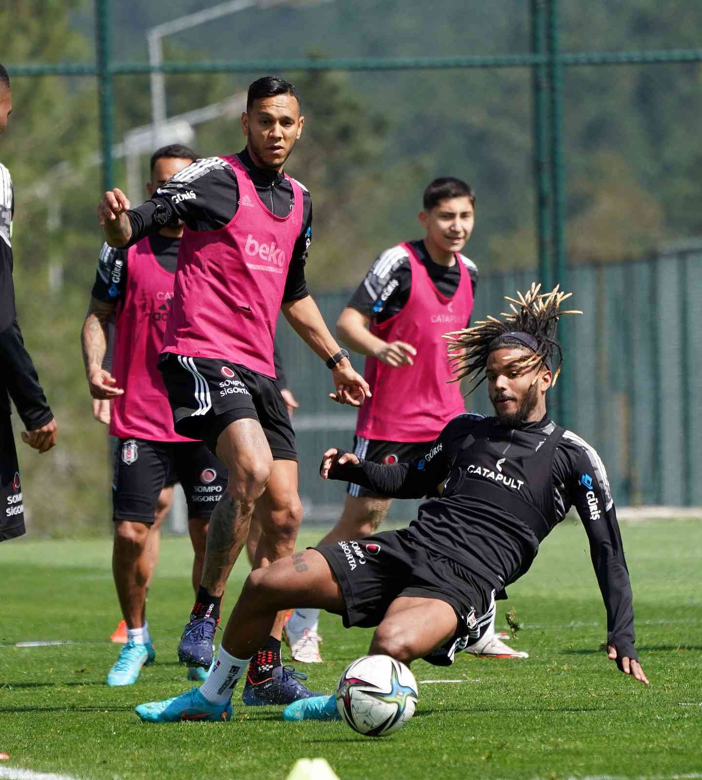 Beşiktaş, Giresunspor maçı hazırlıklarına devam etti Spor Toto Süper Lig’in 33. haftasında GZT Giresunspor deplasmanına gidecek olan Beşiktaş, bu karşılaşmanın hazırlıklarına sabah yaptığı ...