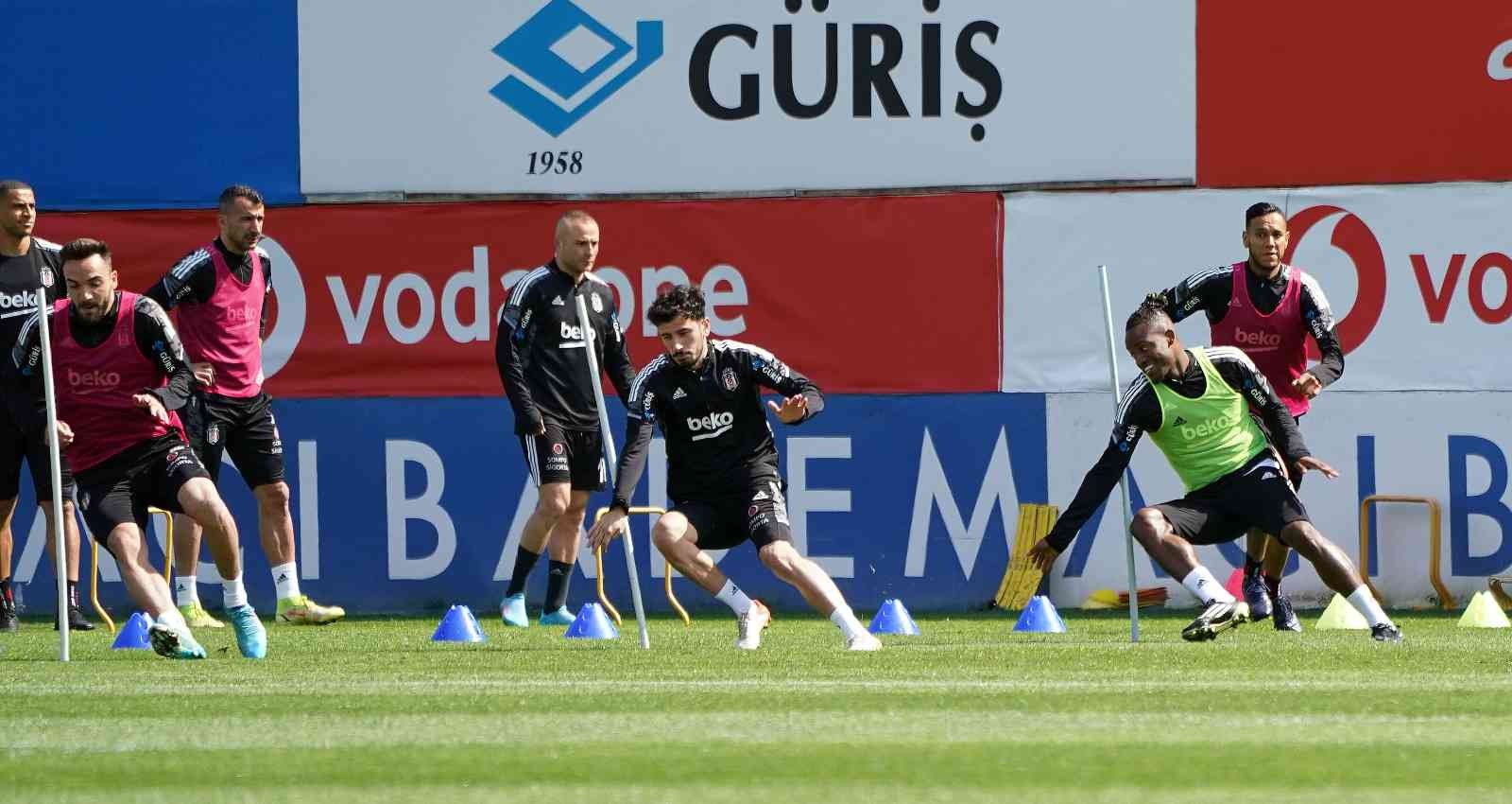 Beşiktaş, Giresunspor maçı hazırlıklarına devam etti Spor Toto Süper Lig’in 33. haftasında GZT Giresunspor deplasmanına gidecek olan Beşiktaş, bu karşılaşmanın hazırlıklarına sabah yaptığı ...