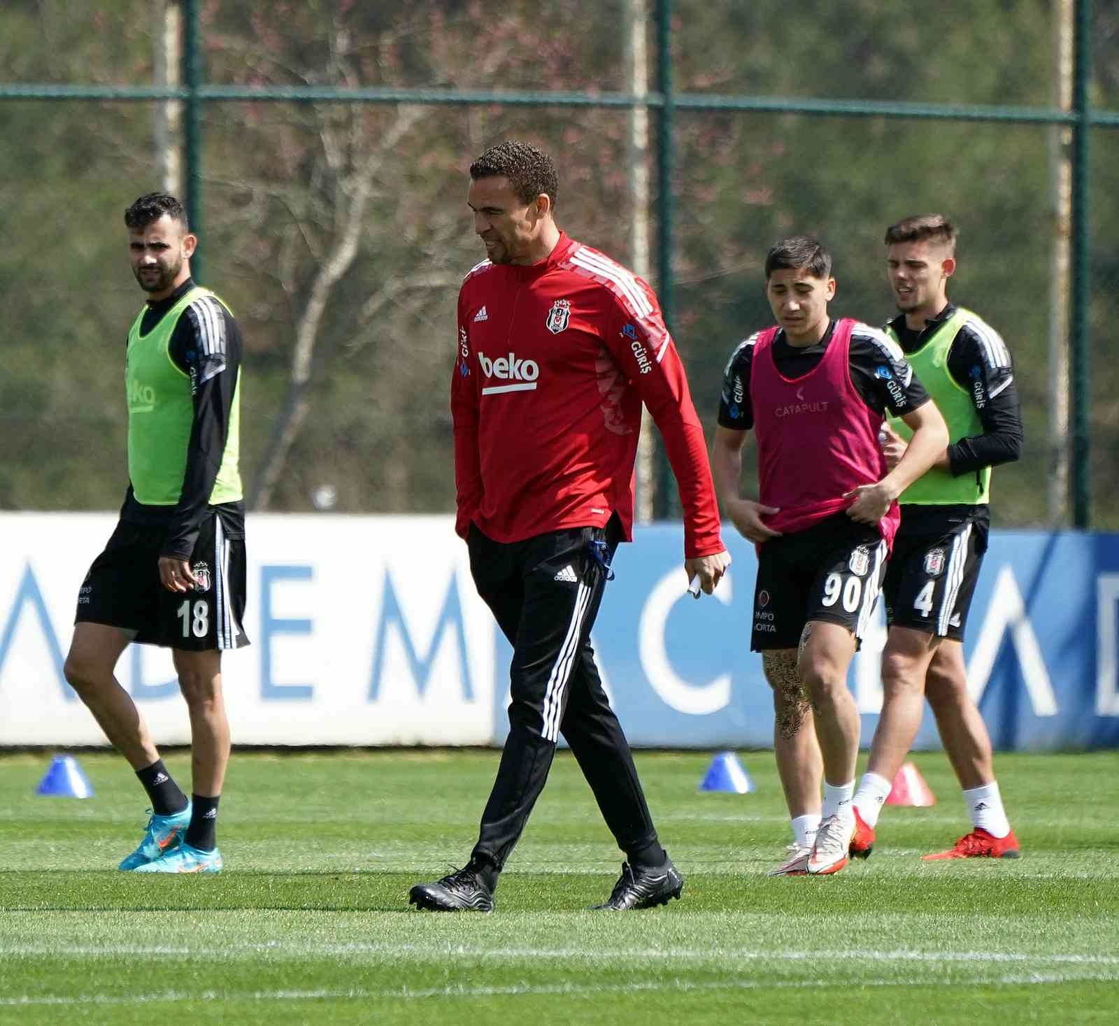 Beşiktaş, Giresunspor maçı hazırlıklarına devam etti Spor Toto Süper Lig’in 33. haftasında GZT Giresunspor deplasmanına gidecek olan Beşiktaş, bu karşılaşmanın hazırlıklarına sabah yaptığı ...