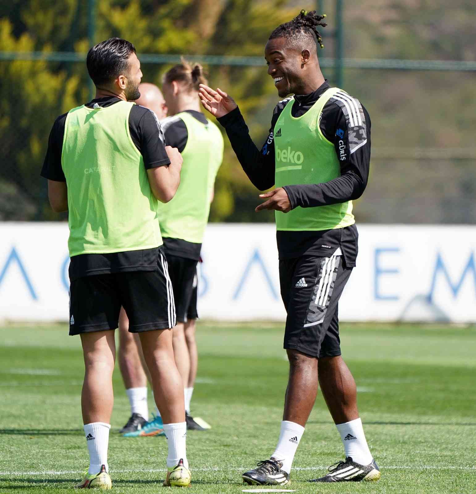 Beşiktaş, Giresunspor maçı hazırlıklarına devam etti Spor Toto Süper Lig’in 33. haftasında GZT Giresunspor deplasmanına gidecek olan Beşiktaş, bu karşılaşmanın hazırlıklarına sabah yaptığı ...