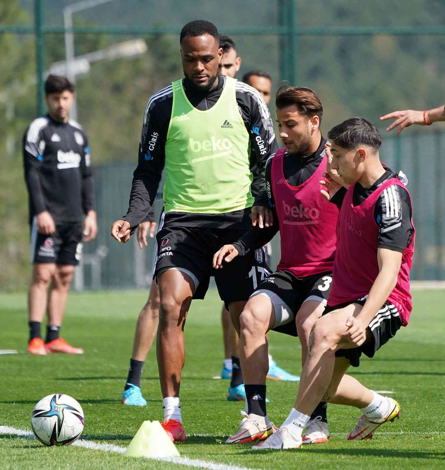 Beşiktaş, Giresunspor maçı hazırlıklarına devam etti Spor Toto Süper Lig’in 33. haftasında GZT Giresunspor deplasmanına gidecek olan Beşiktaş, bu karşılaşmanın hazırlıklarına sabah yaptığı ...