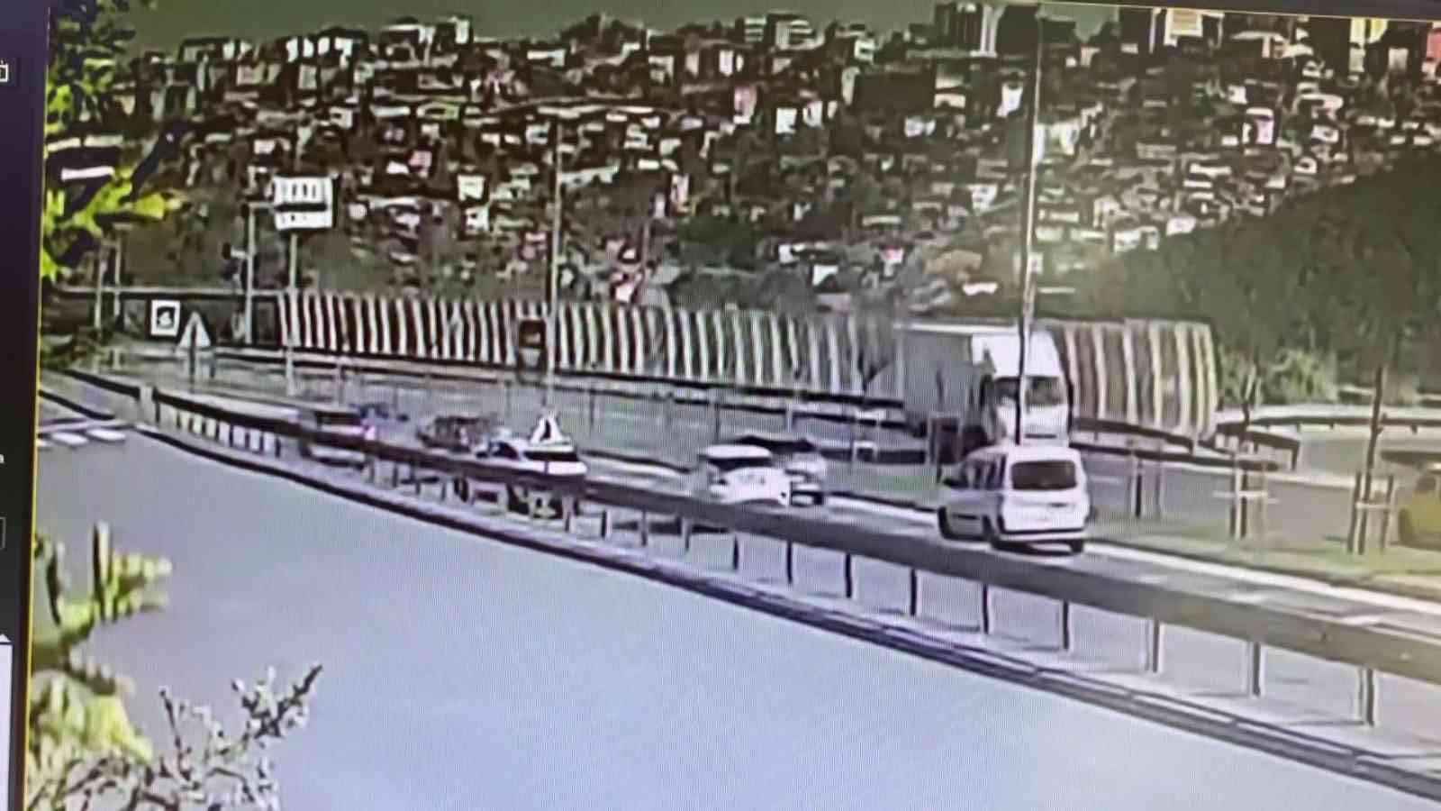 Beşiktaş’ın İspanyol oyuncusu futbolcu Francisco Montero Beykoz’da trafik kazası yaptı. Üç lüks cipin karıştığı kaza güvenlik kamerasına saniye ...