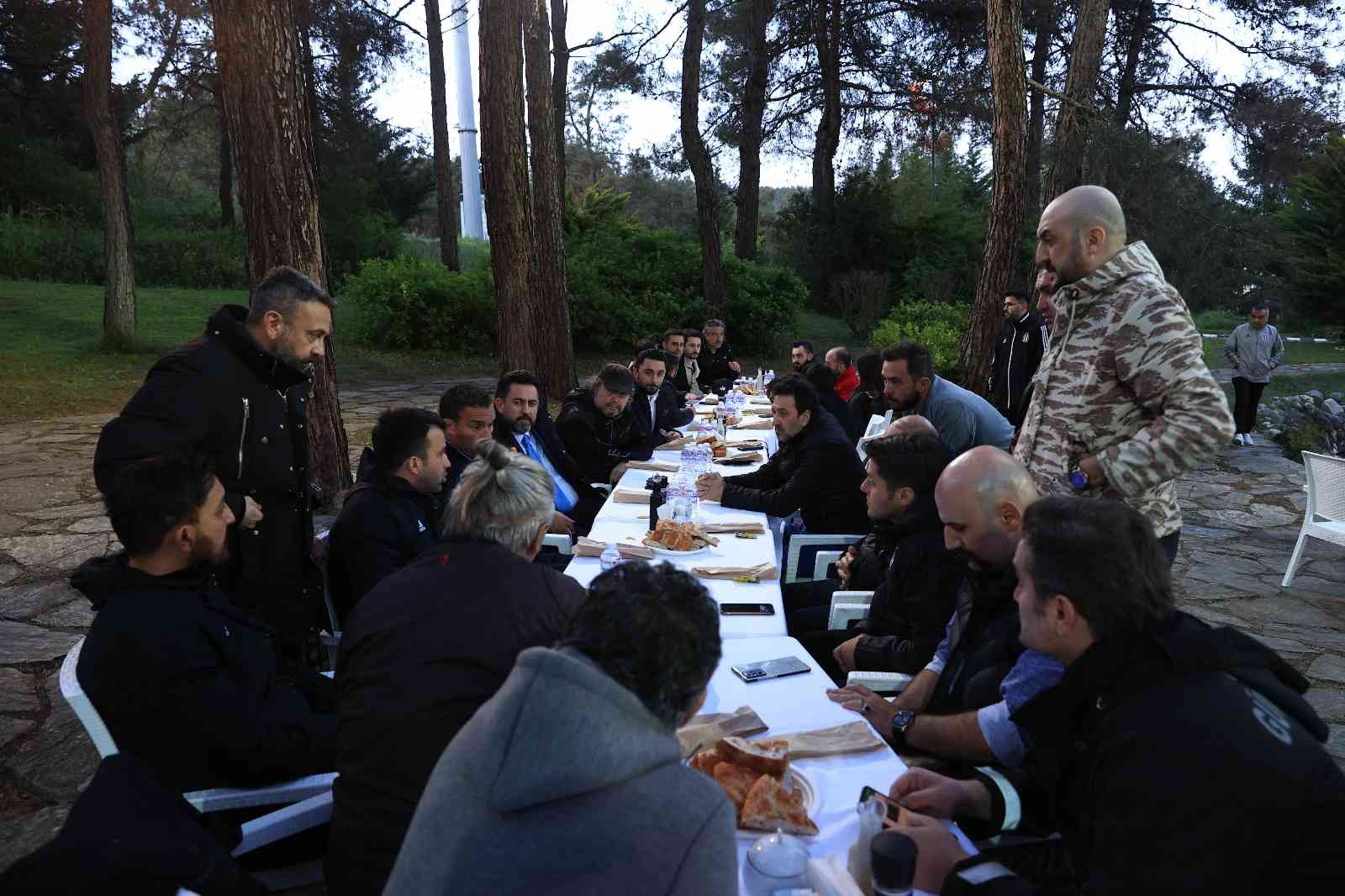 Beşiktaş’ta gelecek planları netleşti Beşiktaş Teknik Direktörü Valerien Ismael ve Sportif Direktör Ceyhun Kazancı, basın mensuplarıyla iftarda bir araya geldi. Kazancı, önümüzdeki ...