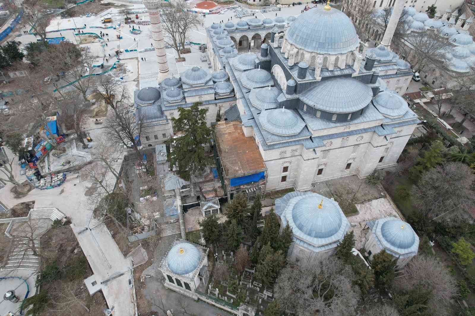 Beyazıt Camii Hünkar Kasrı küllerinden doğuyor Tarihi Beyazıt Camii Hünkar Kasrı, 2011 yılında geçirdiği yangınla adeta küle döndü. Günümüze ulaşabilen en eski hünkar mahfili örneği olan ...