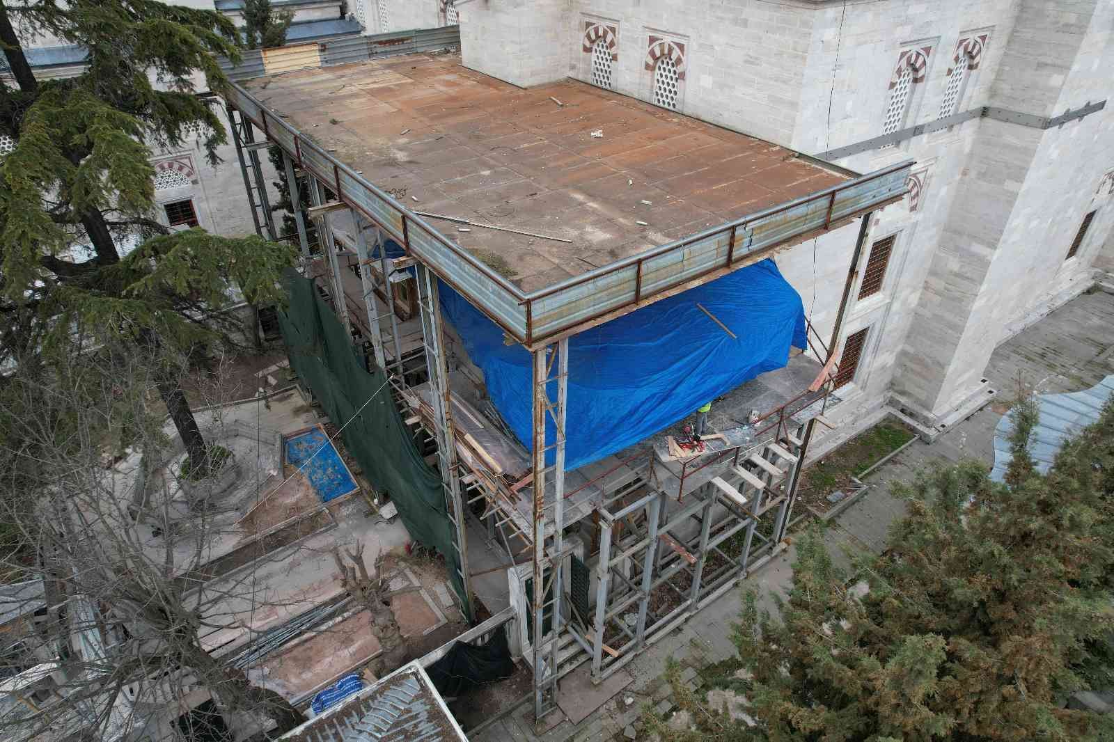 Beyazıt Camii Hünkar Kasrı küllerinden doğuyor Tarihi Beyazıt Camii Hünkar Kasrı, 2011 yılında geçirdiği yangınla adeta küle döndü. Günümüze ulaşabilen en eski hünkar mahfili örneği olan ...