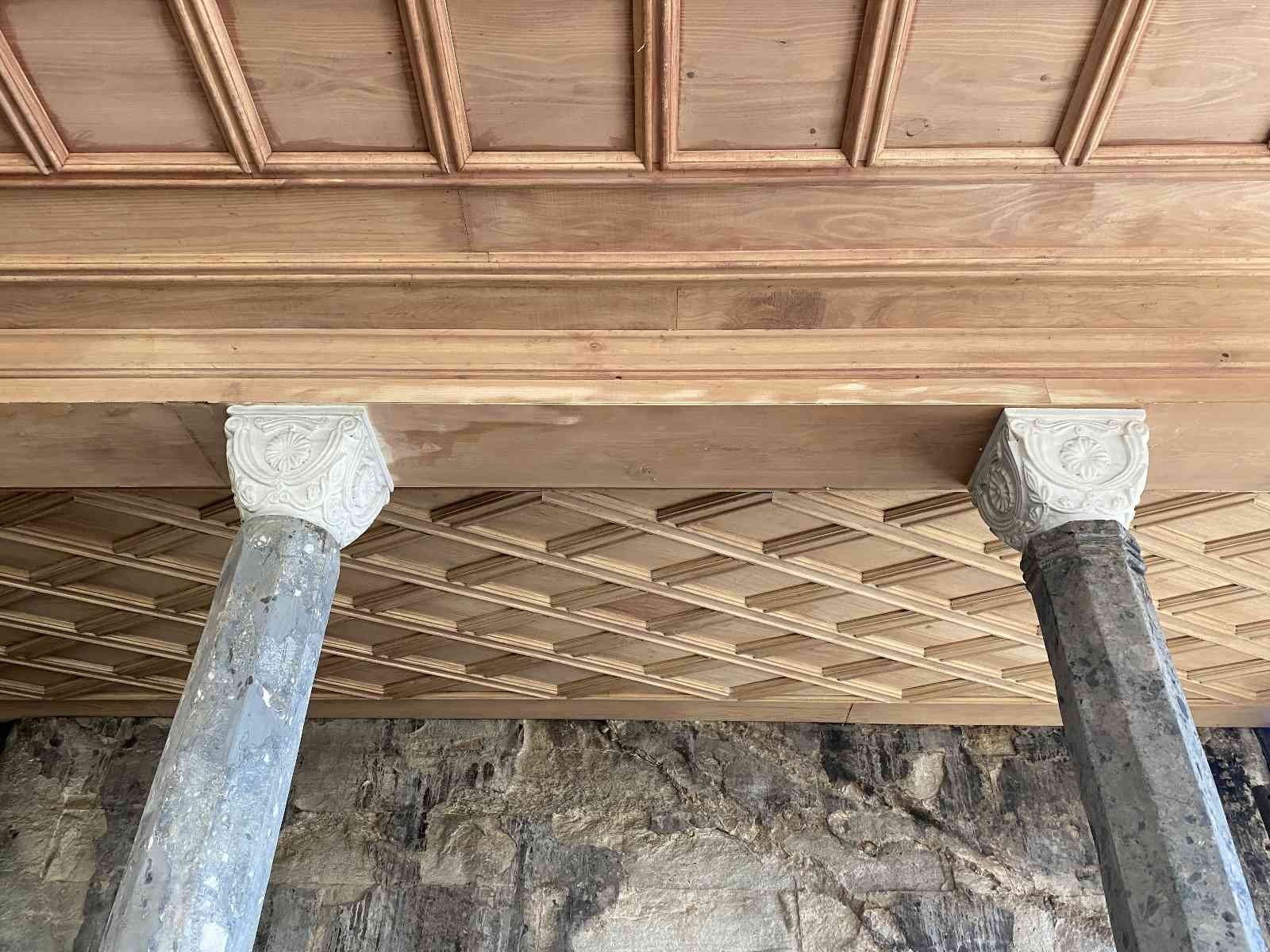 Beyazıt Camii Hünkar Kasrı küllerinden doğuyor Tarihi Beyazıt Camii Hünkar Kasrı, 2011 yılında geçirdiği yangınla adeta küle döndü. Günümüze ulaşabilen en eski hünkar mahfili örneği olan ...