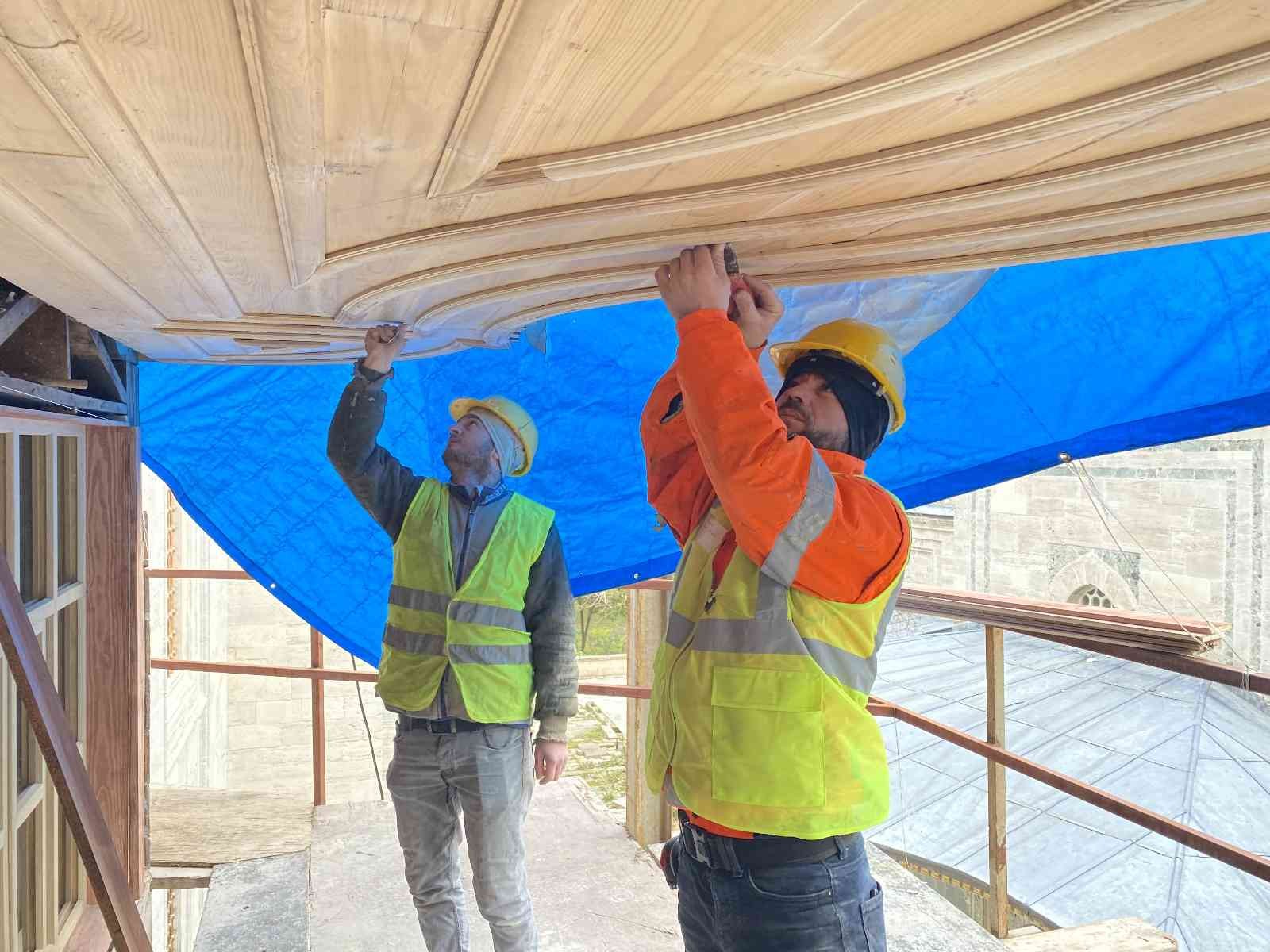 Beyazıt Camii Hünkar Kasrı küllerinden doğuyor Tarihi Beyazıt Camii Hünkar Kasrı, 2011 yılında geçirdiği yangınla adeta küle döndü. Günümüze ulaşabilen en eski hünkar mahfili örneği olan ...