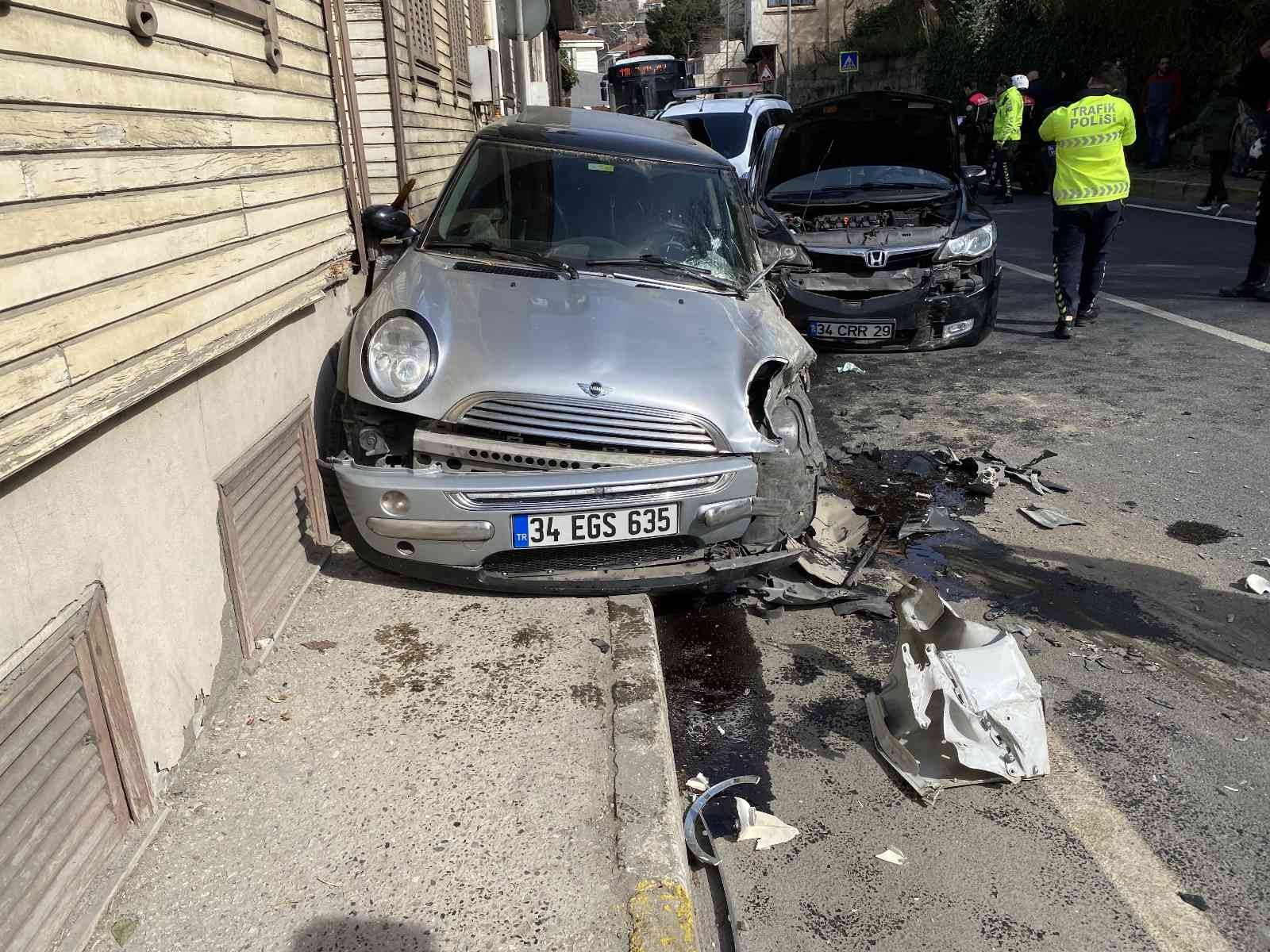 Beykoz’da cadde üzerinde seyir halinde olan bir otomobil, cadde üzerinde karşı istikametten gelen servis minibüsü ile kafa kafaya çarpıştı ...