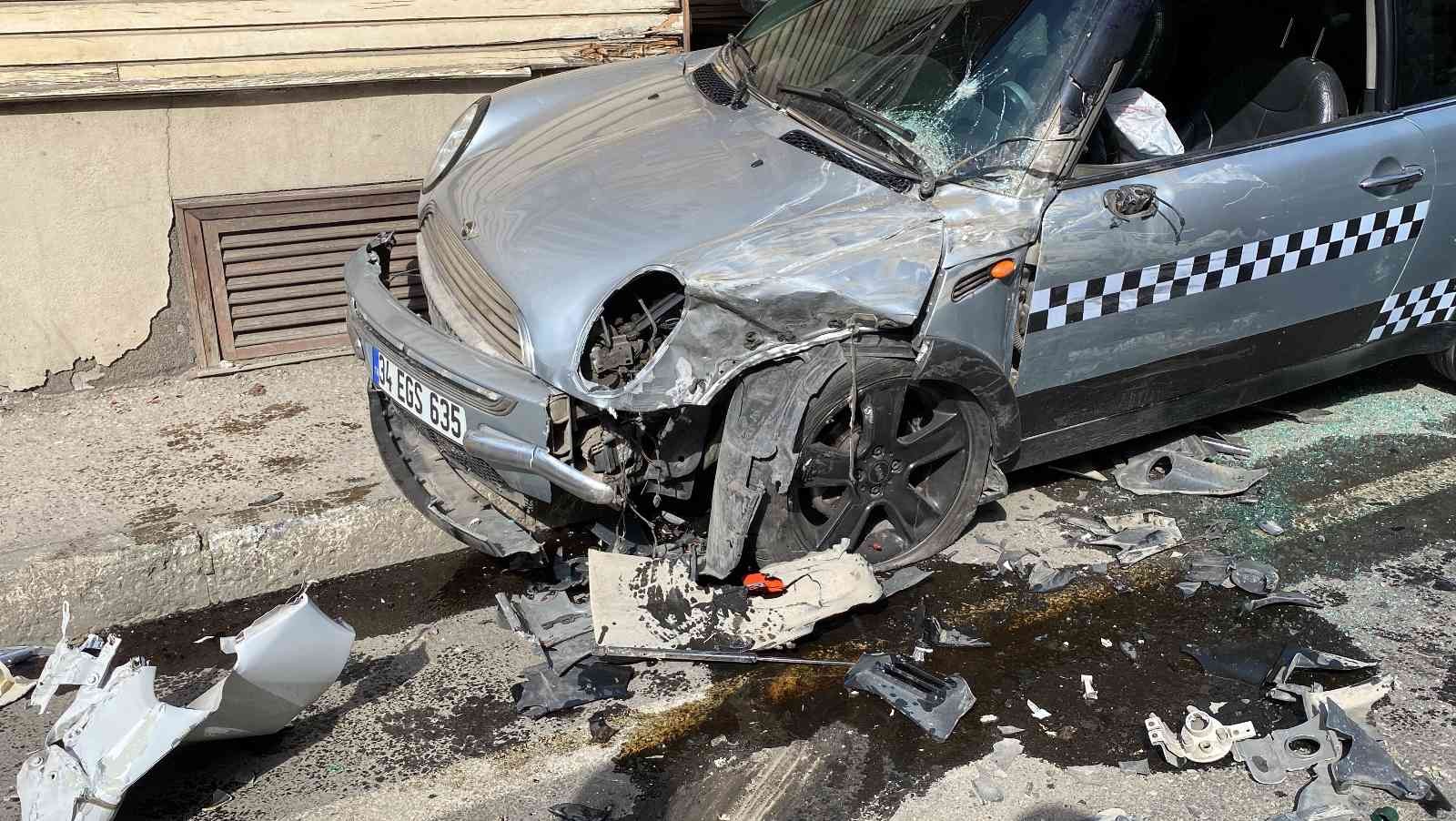 Beykoz’da cadde üzerinde seyir halinde olan bir otomobil, cadde üzerinde karşı istikametten gelen servis minibüsü ile kafa kafaya çarpıştı ...