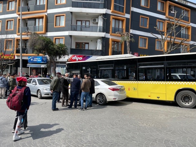 Beyoğlu Hasköy’de freni patlayan boş İETT otobüsü önce seyir halindeki bir otomobile ardından park halindeki 3 araca çarptı. 2’si yaşlı kadın ...