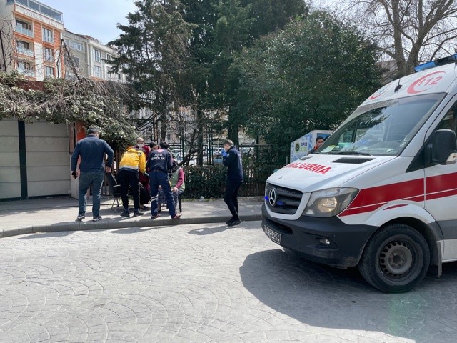 Beyoğlu’nda freni patlayan İETT otobüsü 4 araca çarptı Beyoğlu Hasköy’de freni patlayan boş İETT otobüsü önce seyir halindeki bir otomobile ardından park halindeki 3 araca çarptı. 2’si yaşlı kadın ...