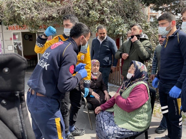 Beyoğlu’nda freni patlayan İETT otobüsü 4 araca çarptı Beyoğlu Hasköy’de freni patlayan boş İETT otobüsü önce seyir halindeki bir otomobile ardından park halindeki 3 araca çarptı. 2’si yaşlı kadın ...
