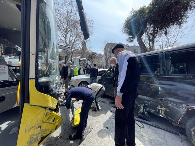 Beyoğlu Hasköy’de freni patlayan boş İETT otobüsü önce seyir halindeki bir otomobile ardından park halindeki 3 araca çarptı. 2’si yaşlı kadın ...