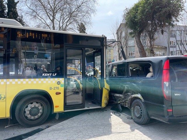 Beyoğlu’nda freni patlayan İETT otobüsü 4 araca çarptı Beyoğlu Hasköy’de freni patlayan boş İETT otobüsü önce seyir halindeki bir otomobile ardından park halindeki 3 araca çarptı. 2’si yaşlı kadın ...
