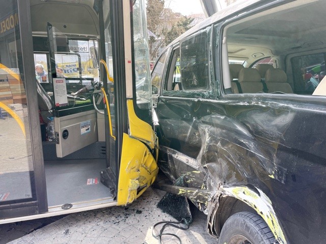 Beyoğlu’nda freni patlayan İETT otobüsü 4 araca çarptı Beyoğlu Hasköy’de freni patlayan boş İETT otobüsü önce seyir halindeki bir otomobile ardından park halindeki 3 araca çarptı. 2’si yaşlı kadın ...