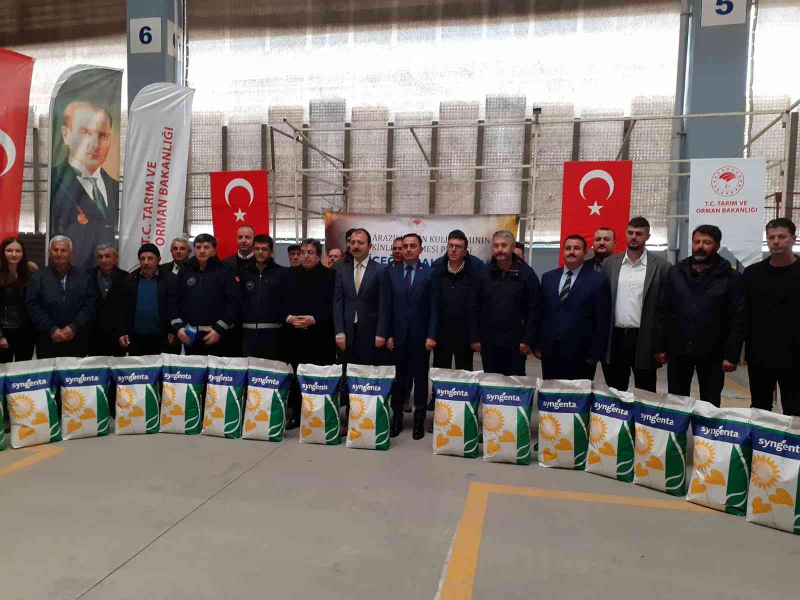 Çanakkale’nin Biga ilçesinde, İlçe Tarım ve Orman Müdürlüğü tarafından üreticilere ayçiçeği tohumu dağıtıldı. Kapalı pazar yerinde düzenlenen ...