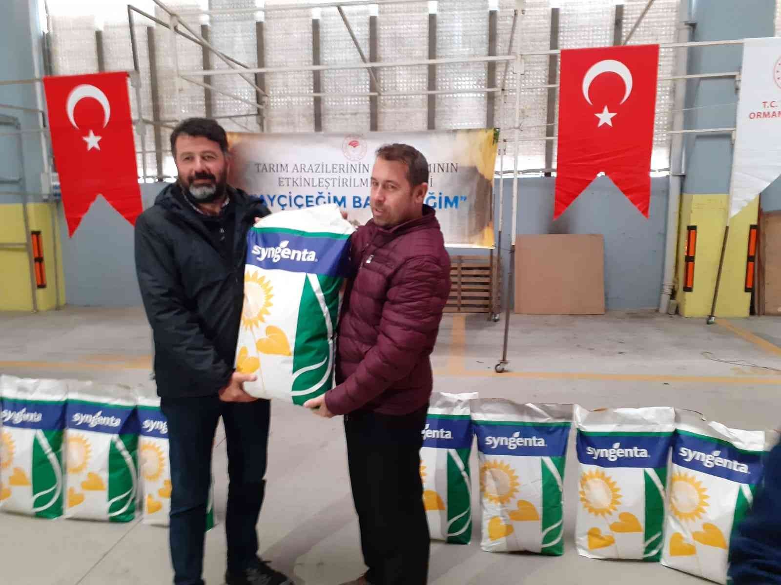 Çanakkale’nin Biga ilçesinde, İlçe Tarım ve Orman Müdürlüğü tarafından üreticilere ayçiçeği tohumu dağıtıldı. Kapalı pazar yerinde düzenlenen ...