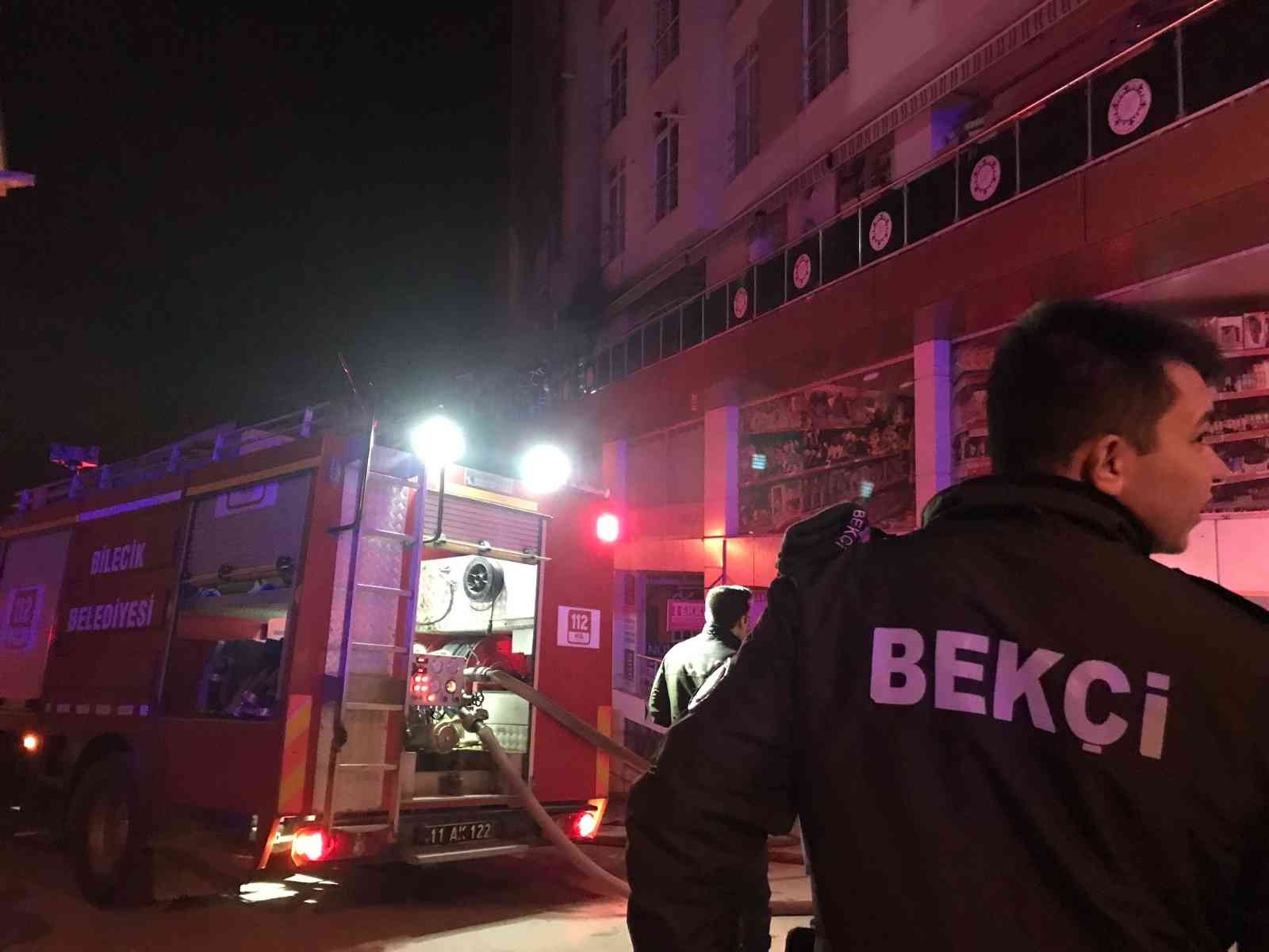 Bilecik’te 2 katlı bir iş yerinin ikinci katında çıkan korkuturken, yangın zamanında müdahaleyle söndürüldü. Alınan bilgilere göre; Bilecik ...