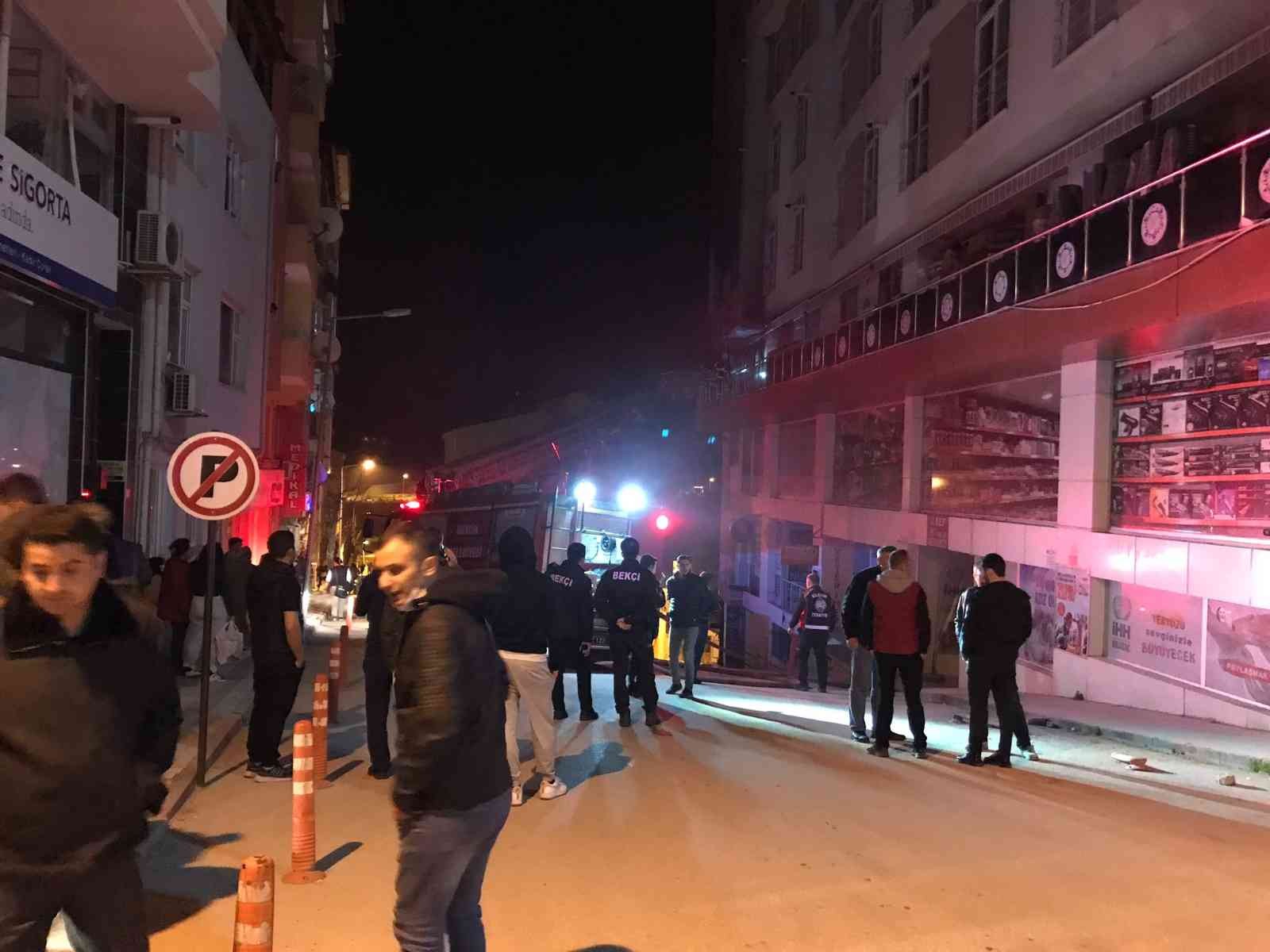 Bilecik’te 2 katlı bir iş yerinin ikinci katında çıkan korkuturken, yangın zamanında müdahaleyle söndürüldü. Alınan bilgilere göre; Bilecik ...