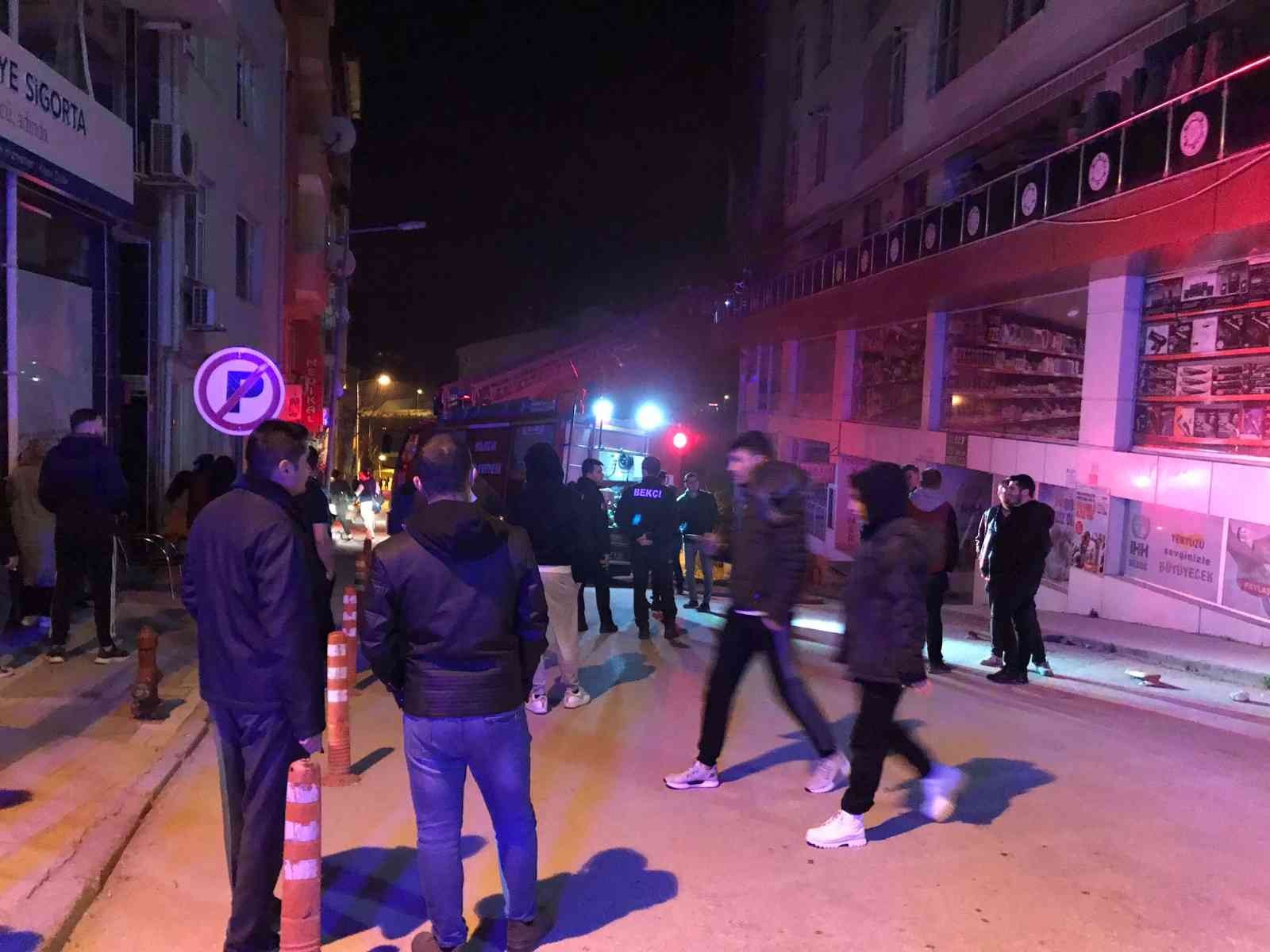 Bilecik’te 2 katlı bir iş yerinin ikinci katında çıkan korkuturken, yangın zamanında müdahaleyle söndürüldü. Alınan bilgilere göre; Bilecik ...