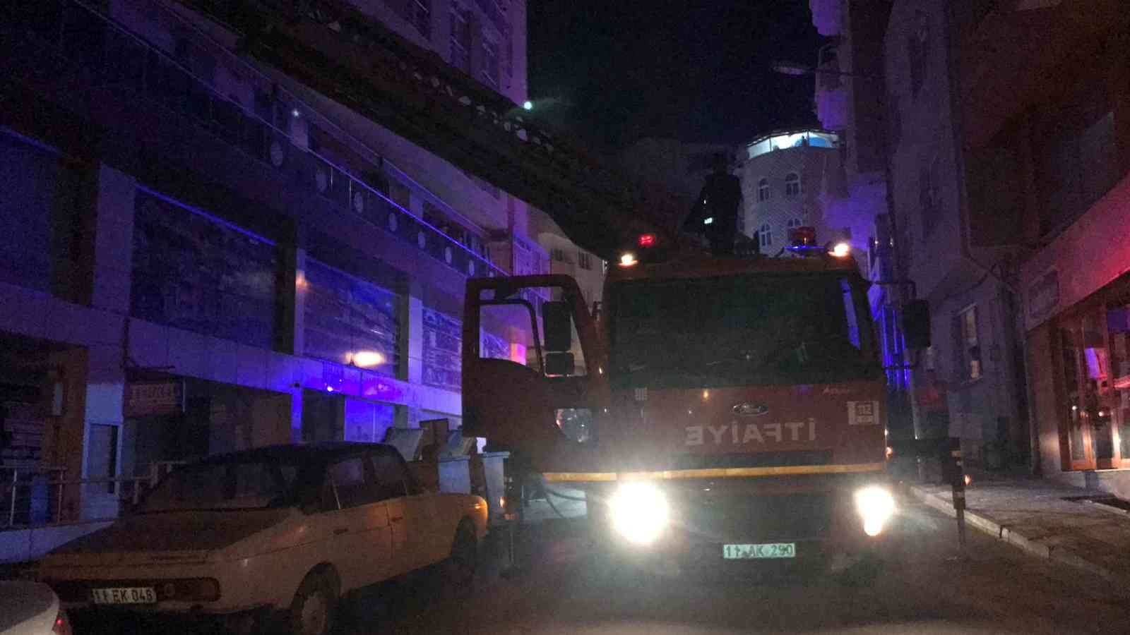 Bilecik’te 2 katlı bir iş yerinin ikinci katında çıkan korkuturken, yangın zamanında müdahaleyle söndürüldü. Alınan bilgilere göre; Bilecik ...