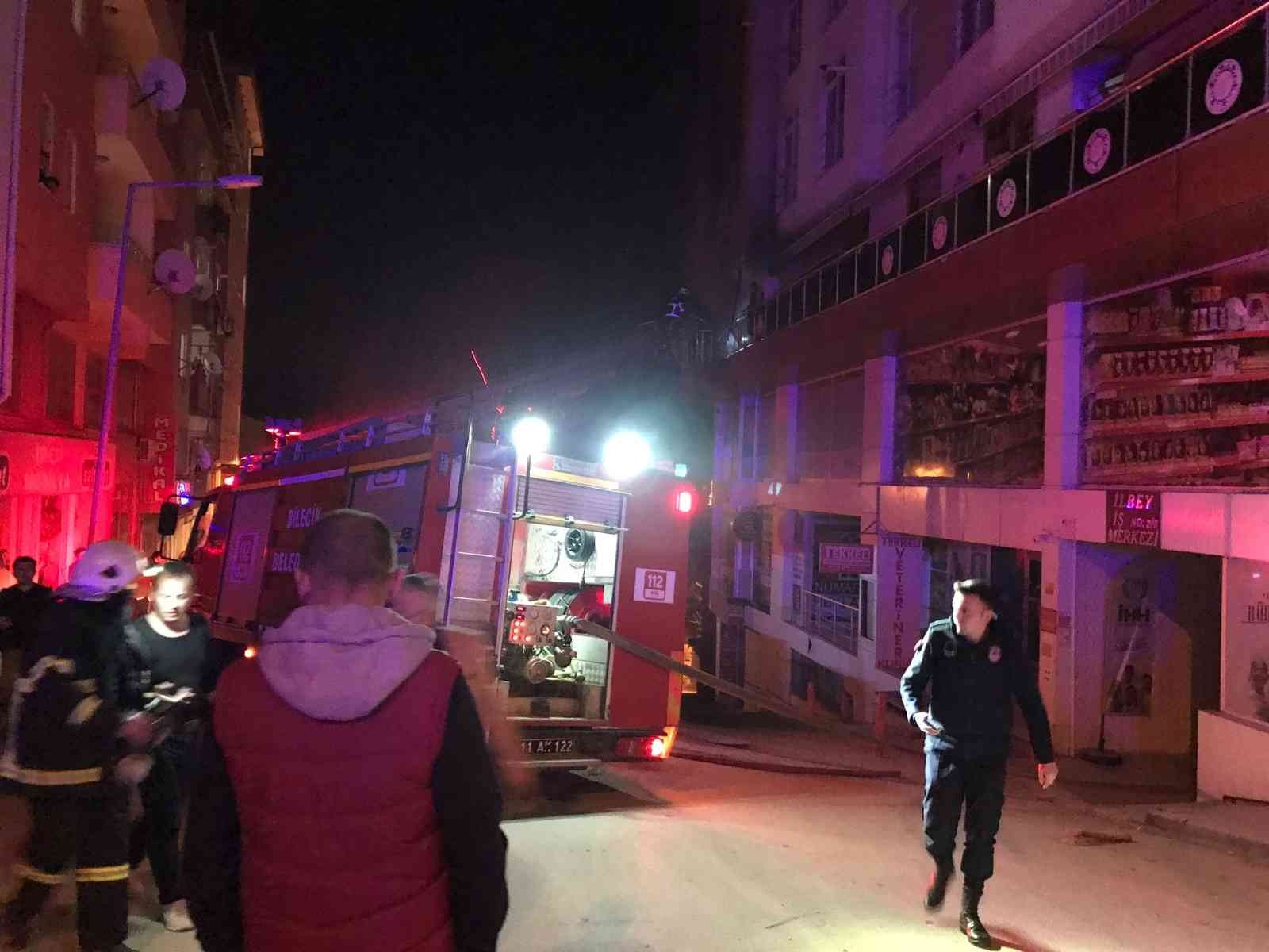 Bilecik’te 2 katlı bir iş yerinin ikinci katında çıkan korkuturken, yangın zamanında müdahaleyle söndürüldü. Alınan bilgilere göre; Bilecik ...