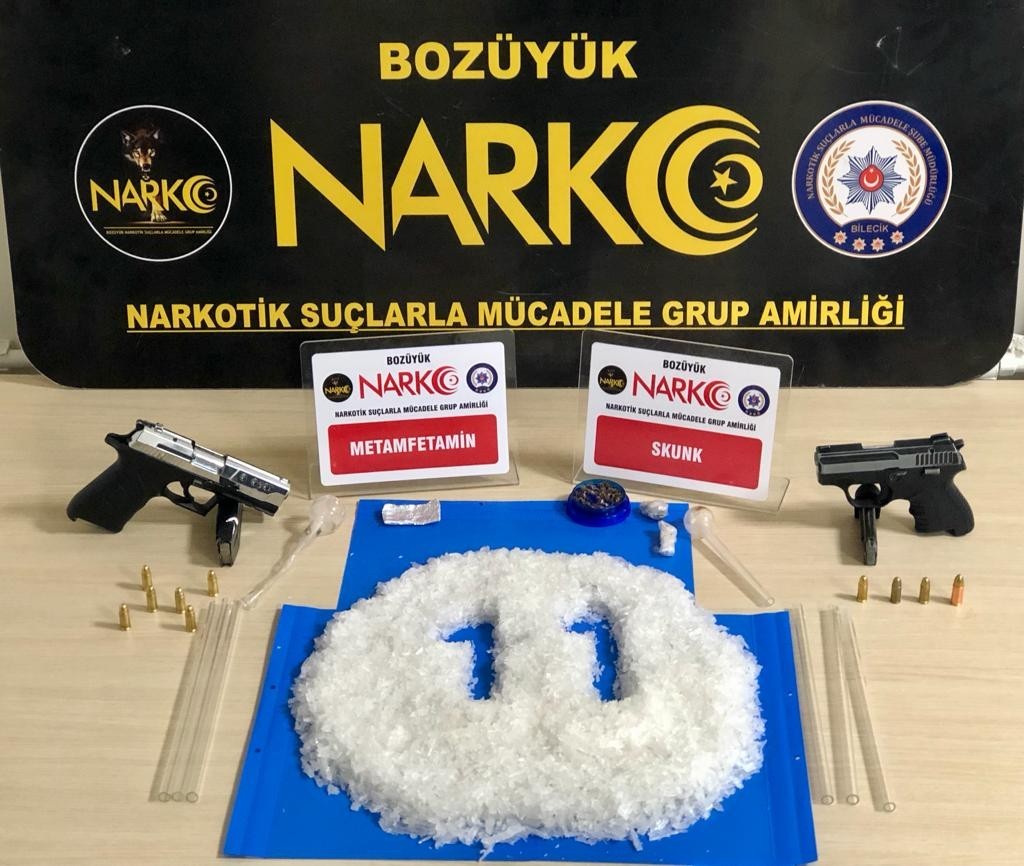 Bilecik’te şüpheli araçta 1 kilo uyuşturucu madde ele geçirildi Bilecik’in Bozüyük ilçesinde şüphe üzerine durdurulan araç içinde piyasa değeri 275 bin TL olan 1 kilogram metamfetamin maddesi ele geçirildi ...
