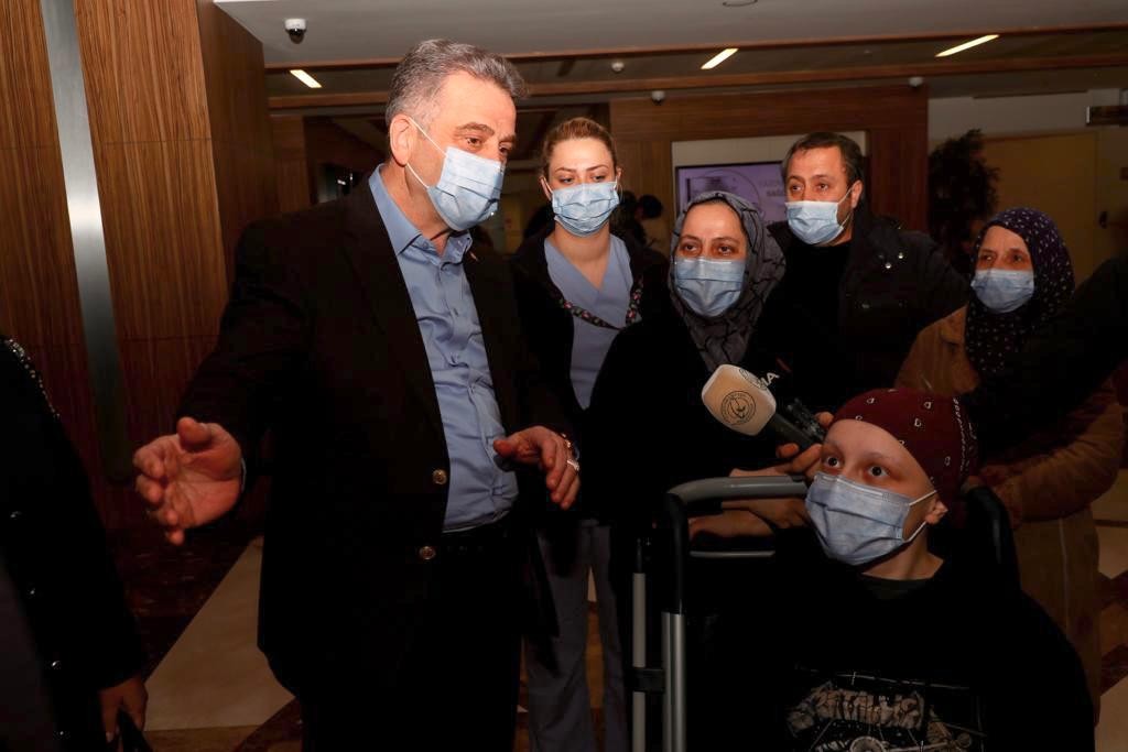 Bir yılı aşkın süredir hastanede tedavi gören Firdevs’in Ramazan davulcusu isteği gerçek oldu Bir yıldır özel bir hastanede kemoterapi tedavisi gören 15 yaşındaki Firdevs Özer, Ramazan aylarında evinin penceresinden severek dinlediği davul ...