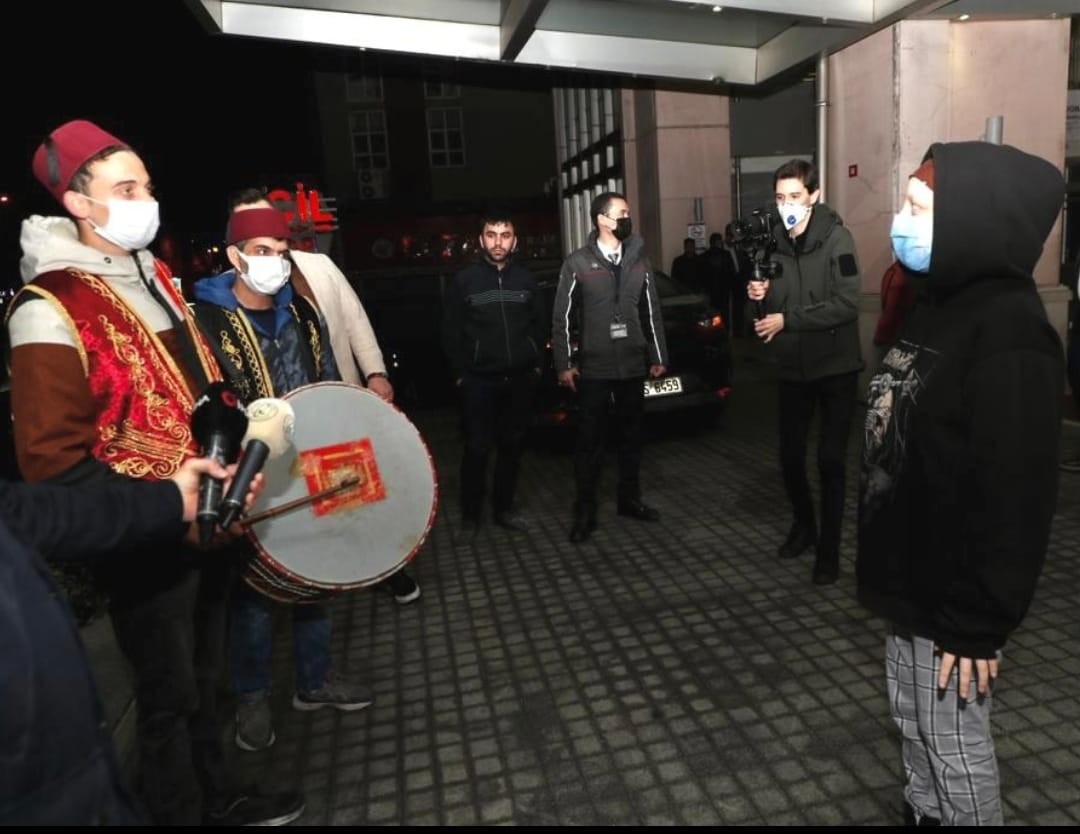 Bir yılı aşkın süredir hastanede tedavi gören Firdevs’in Ramazan davulcusu isteği gerçek oldu Bir yıldır özel bir hastanede kemoterapi tedavisi gören 15 yaşındaki Firdevs Özer, Ramazan aylarında evinin penceresinden severek dinlediği davul ...