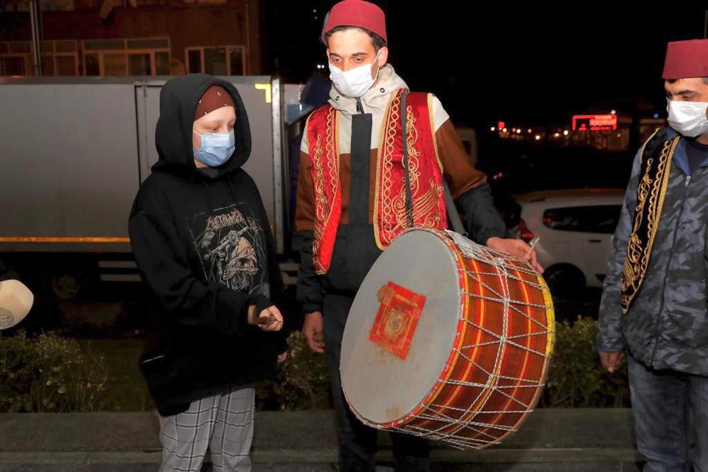 Bir yılı aşkın süredir hastanede tedavi gören Firdevs’in Ramazan davulcusu isteği gerçek oldu Bir yıldır özel bir hastanede kemoterapi tedavisi gören 15 yaşındaki Firdevs Özer, Ramazan aylarında evinin penceresinden severek dinlediği davul ...