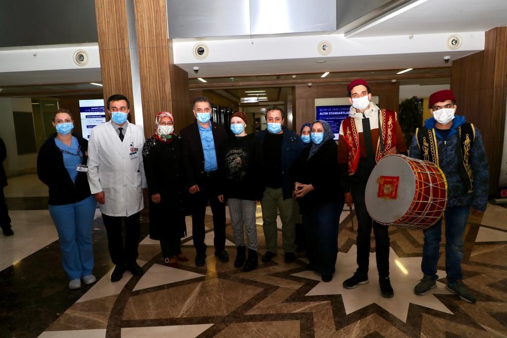 Bir yılı aşkın süredir hastanede tedavi gören Firdevs’in Ramazan davulcusu isteği gerçek oldu Bir yıldır özel bir hastanede kemoterapi tedavisi gören 15 yaşındaki Firdevs Özer, Ramazan aylarında evinin penceresinden severek dinlediği davul ...