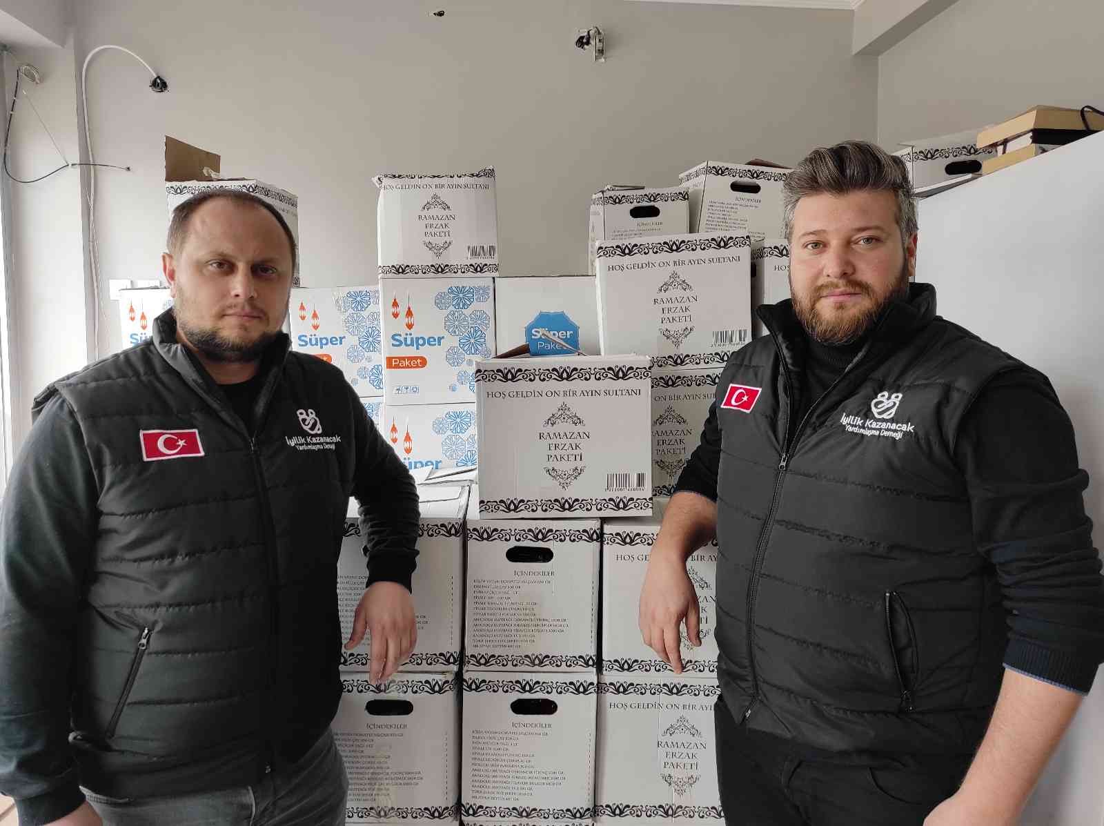 Bu kez Ramazan kolileri yanında çocukların da yüzlerini güldürdüler Yardımlaşma ve paylaşma ayı olan Ramazan’da aylar öncesinden tespit ettikleri ailelere gıda kolisi yardımı yapan Sakarya’daki yardımlaşma derneği ...