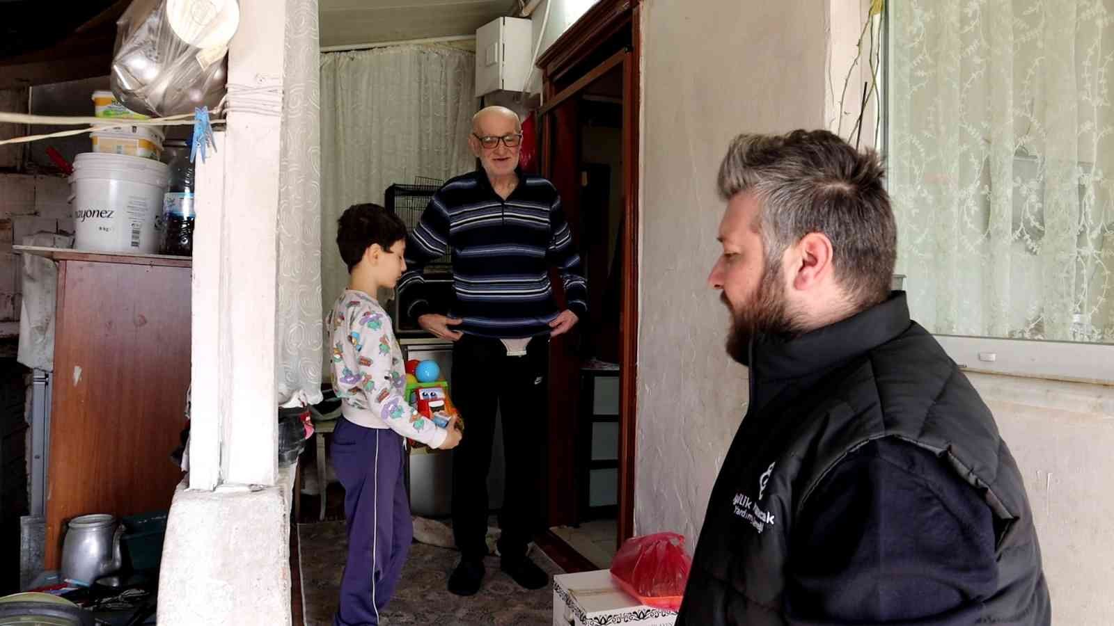 Bu kez Ramazan kolileri yanında çocukların da yüzlerini güldürdüler Yardımlaşma ve paylaşma ayı olan Ramazan’da aylar öncesinden tespit ettikleri ailelere gıda kolisi yardımı yapan Sakarya’daki yardımlaşma derneği ...