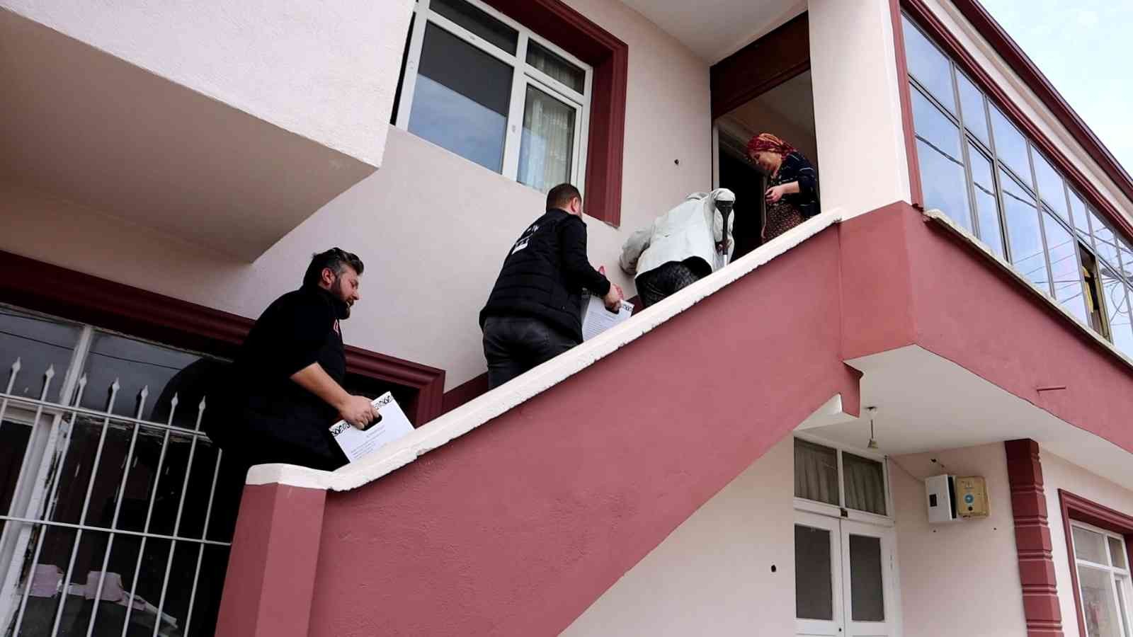 Bu kez Ramazan kolileri yanında çocukların da yüzlerini güldürdüler Yardımlaşma ve paylaşma ayı olan Ramazan’da aylar öncesinden tespit ettikleri ailelere gıda kolisi yardımı yapan Sakarya’daki yardımlaşma derneği ...