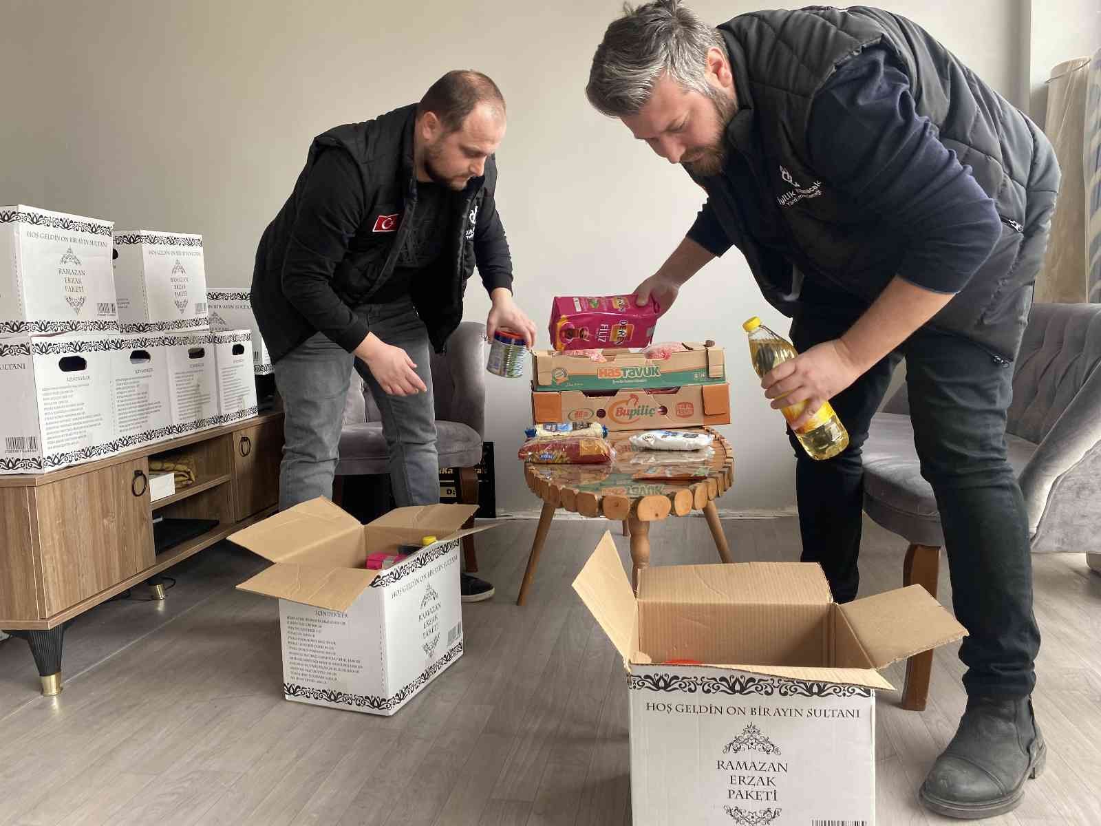 Bu kez Ramazan kolileri yanında çocukların da yüzlerini güldürdüler Yardımlaşma ve paylaşma ayı olan Ramazan’da aylar öncesinden tespit ettikleri ailelere gıda kolisi yardımı yapan Sakarya’daki yardımlaşma derneği ...